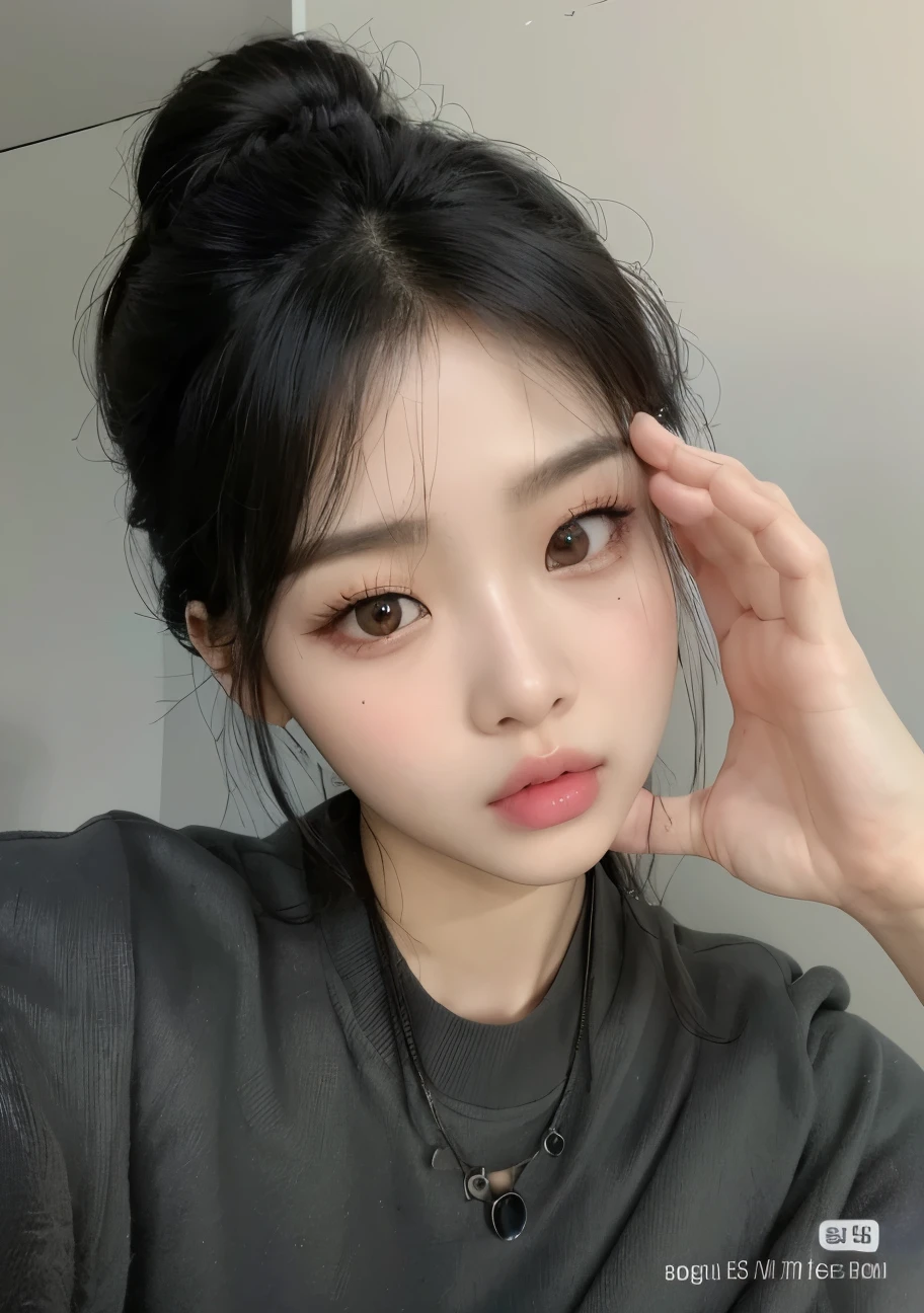 um close up de uma pessoa com uma camisa preta e um colar, Ulzzang, Jinyoung Shin, adorable and pale korean face, young lovely korean face, pale round face, Korean facial features, korean symmetrical face,  coreana, com rosto redondo, beautiful aesthetic face, maquiagem sul-coreana popular, linda mulher sul-coreana, jennie blackpink, south east asian com rosto redondo,  jennie blackpink, lisa blackpink 
