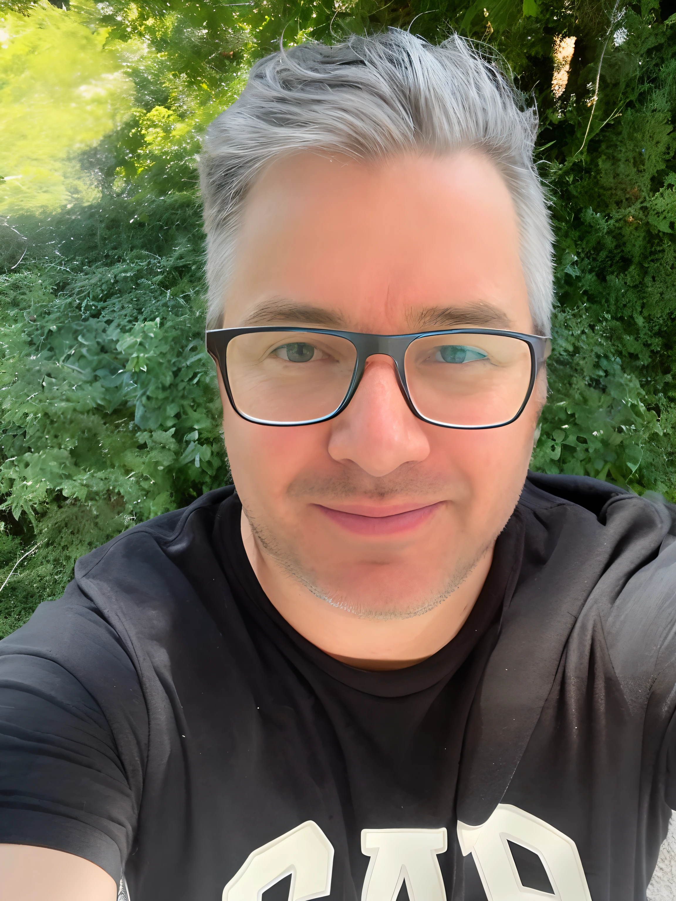 there is a man taking a selfie with his cell phone, Foto selfie 8k, Marco Bucci, selfie de um homem, Homens de 45 anos, imagem de perfil, George Doutsiopoulos, cerca de 3 5 anos, Homem de 4 0 anos, man with glasses, Foto de perfil do headshot, looking directly at the camera