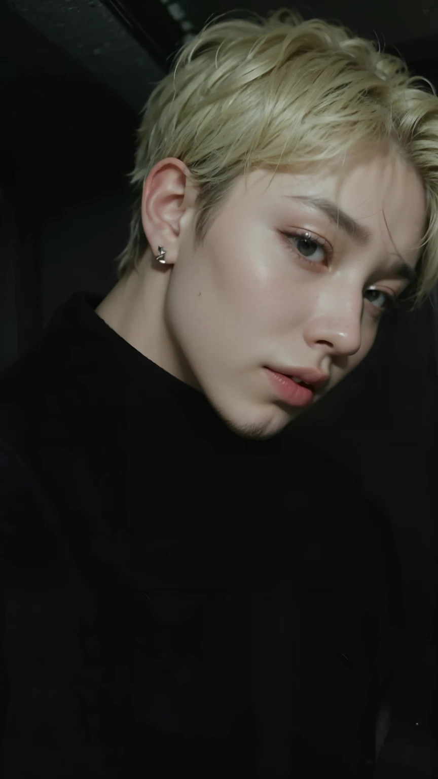 Foto arafed de un chico con cabello rubio y piercings., Jimin\los labios carnosos, park Jimin, accurate Jimin face, Jimin\la nariz griega, Jimin\his right eyelid is swollen, Jimin, delicate androgynous prince, androgynous face, beautiful androgynous prince, hyung tae, Con pelo corto, yoongi de pelo negro