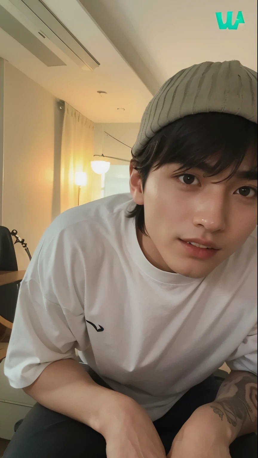 Joven Bruce Wayne hombre cabello negro, Cuerpo grande y musculoso, camiseta negra, en cuarto oscuro, cuerpo mojado, Asian, parecido a Jungkook, molesto, serio, hot, grande