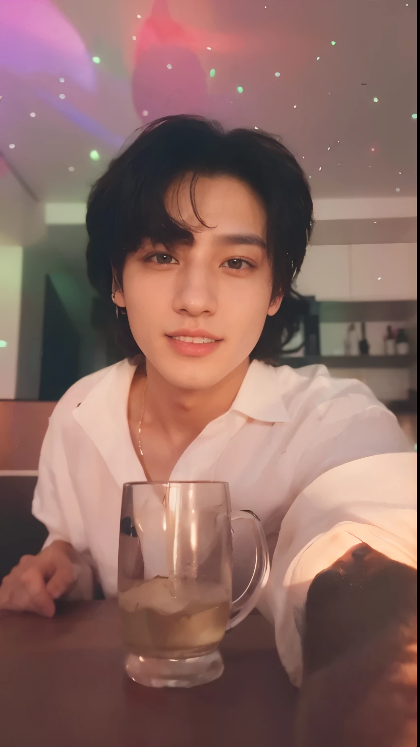 Keon Jungkook member of BTS 25 years old, facciones definidas, nariz respingada, marked jaw, cabello ondulado y negro, piel de porcelana, rasgos fuertes y varoniles. Guapo, atractivo y de labios carnosos