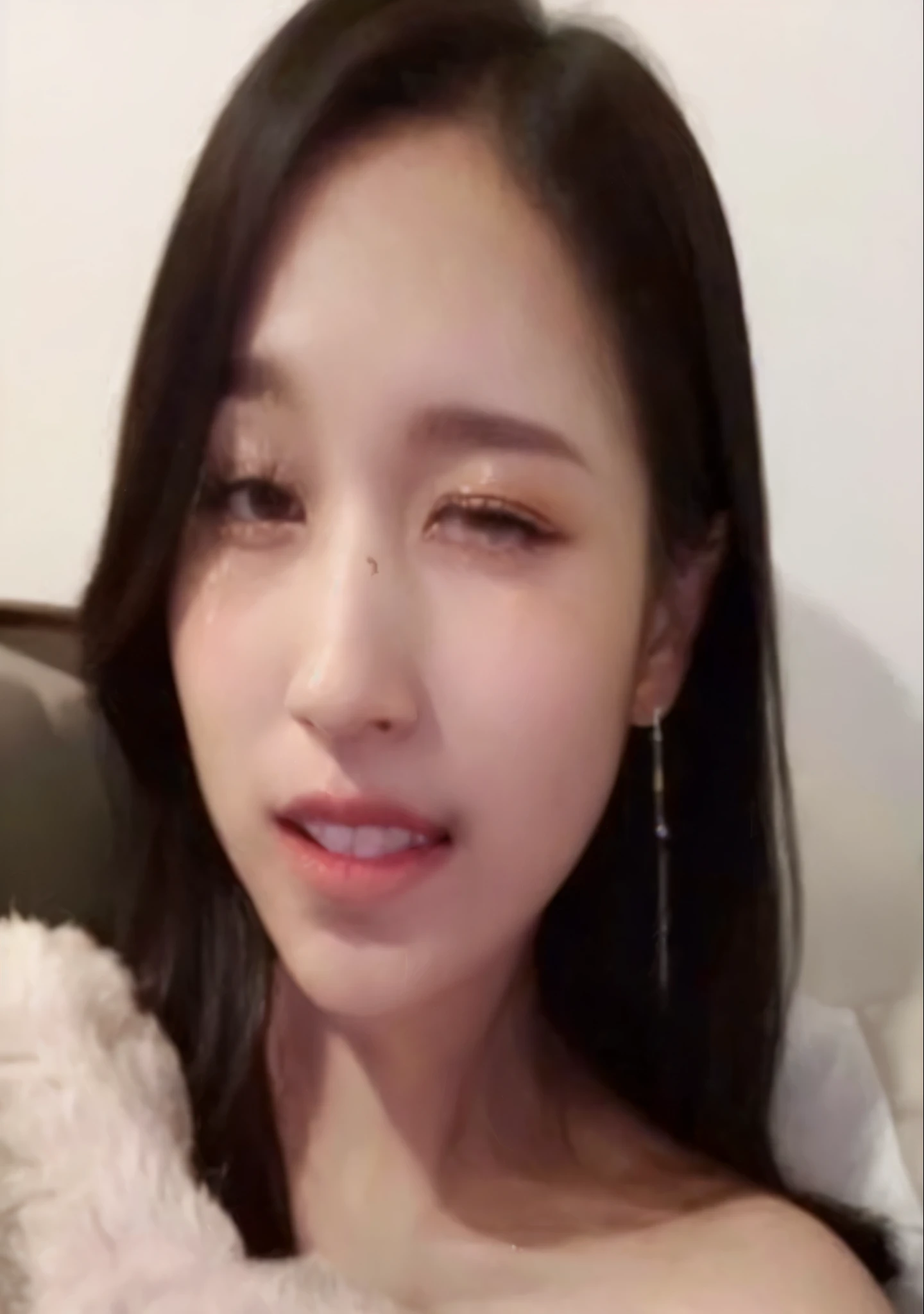 devastated woman with a teddy bear on her lap, adorable and pale korean face, ela tem um rosto fofo, ela tem um rosto fofo e expressivo,  de 19 anos, ruan fofo vtuber, Sun Yunjoo, linda mulher sul-coreana, tzuyu de duas vezes, her face looks like an orchid, she is facing the camera