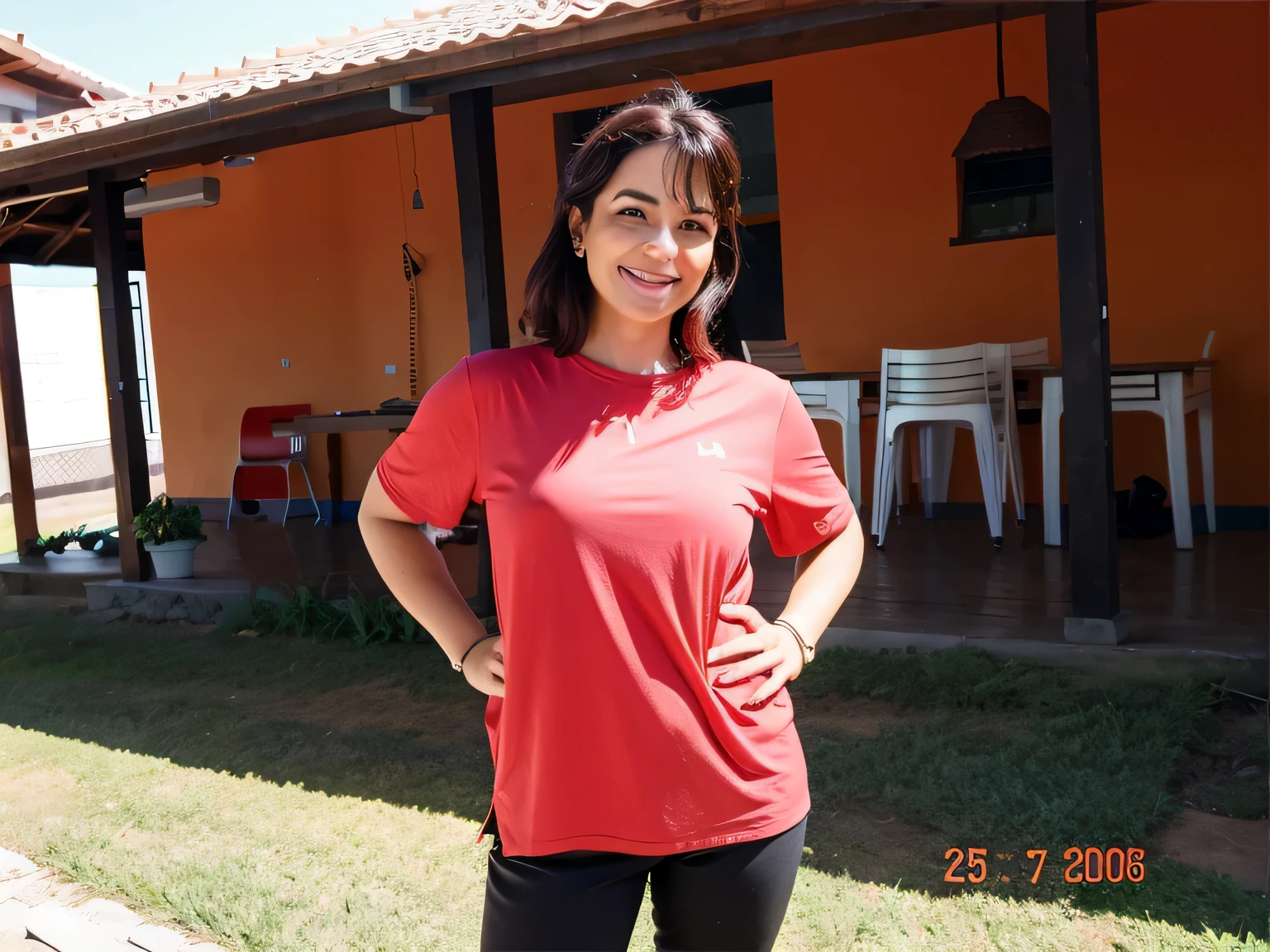 mulher sorridente de camisa vermelha em frente a uma casa, centro de imagem, vestindo uma camiseta vermelha, , black leg pants, ela tem cerca de 35 anos, alta qualidade, high resolution, 8k.
