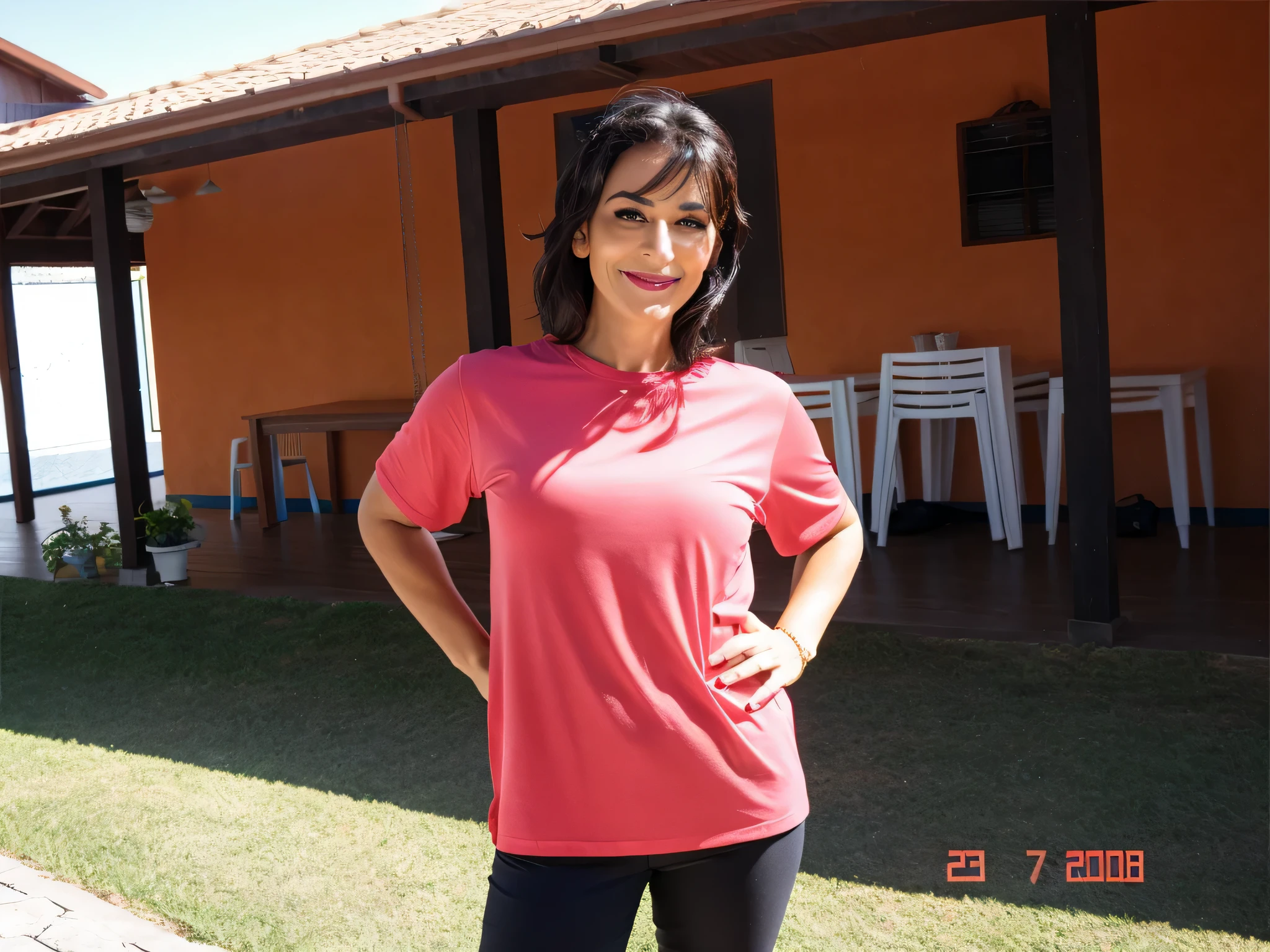 mulher sorridente de camisa vermelha em frente a uma casa, centro de imagem, vestindo uma camiseta vermelha, , black leg pants, ela tem cerca de 35 anos, alta qualidade, high resolution, 8k. Uma mulher com pele branca e cabelos escuros. ela tem cerca de 35 anos. His lips were slightly plump, Seus olhos eram castanhos escuros. Corpo fino. cintura fina. Your body exudes glamor and your face is the definition of beauty. teste, Altamente realista, Lindo, slightly full lips, batom cor de rosa, sorridente, feeling of lightness and joy, hiperrealismo, pele muito elaborada. foto de corpo inteiro, Limpar foto, alta qualidade, high resolution, obra de arte, 8k.