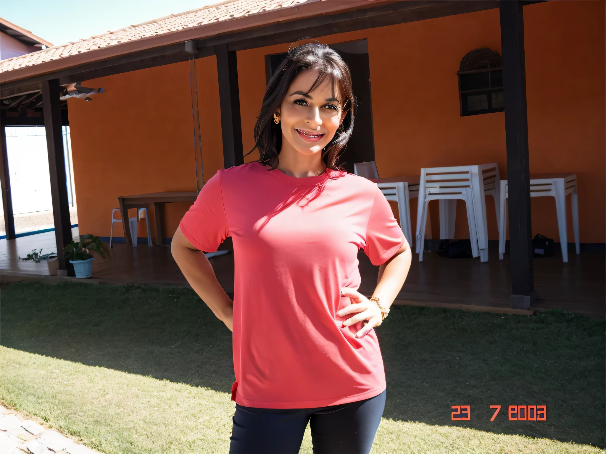 mulher sorridente de camisa vermelha em frente a uma casa, centro de imagem, vestindo uma camiseta vermelha, , black leg pants, ela tem cerca de 35 anos, alta qualidade, high resolution, 8k. Uma mulher com pele branca e cabelos escuros. ela tem cerca de 35 anos. His lips were slightly plump, Seus olhos eram castanhos escuros. Corpo fino. cintura fina. Your body exudes glamor and your face is the definition of beauty. teste, Altamente realista, Lindo, slightly full lips, batom cor de rosa, sorridente, feeling of lightness and joy, hiperrealismo, pele muito elaborada. foto de corpo inteiro, Limpar foto, alta qualidade, high resolution, obra de arte, 8k.