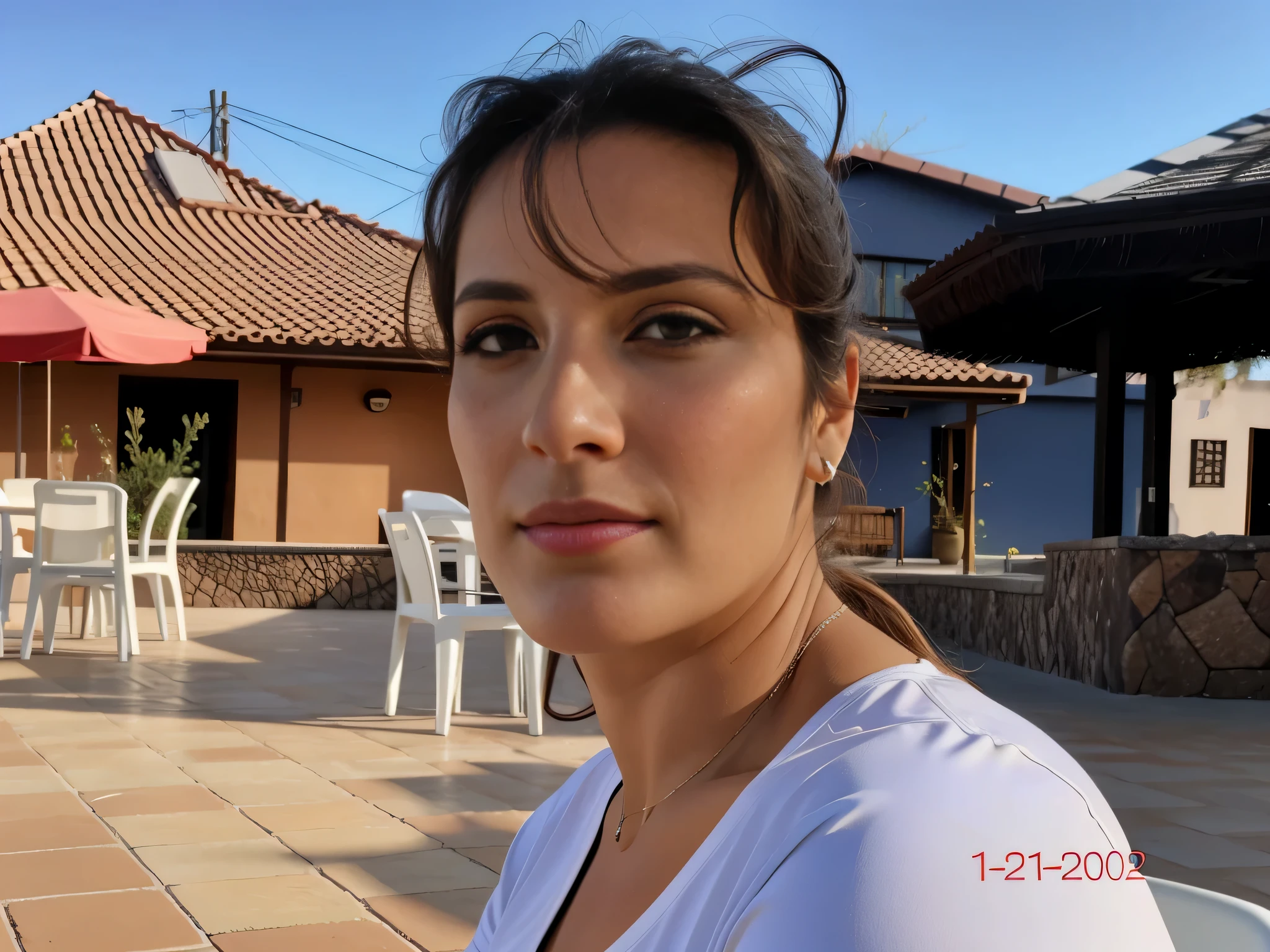mulher com cabelo molhado sentada em frente a uma mesa e cadeiras, imagem frontal, retrato de mulher de 40 s, imagem de perfil, foto realista, mulheres de 40 anoFoto de corpo inteiro, corpo fino, cintura fina, Clear photo, alta qualidade, high resolution, obra-prima, 8K.