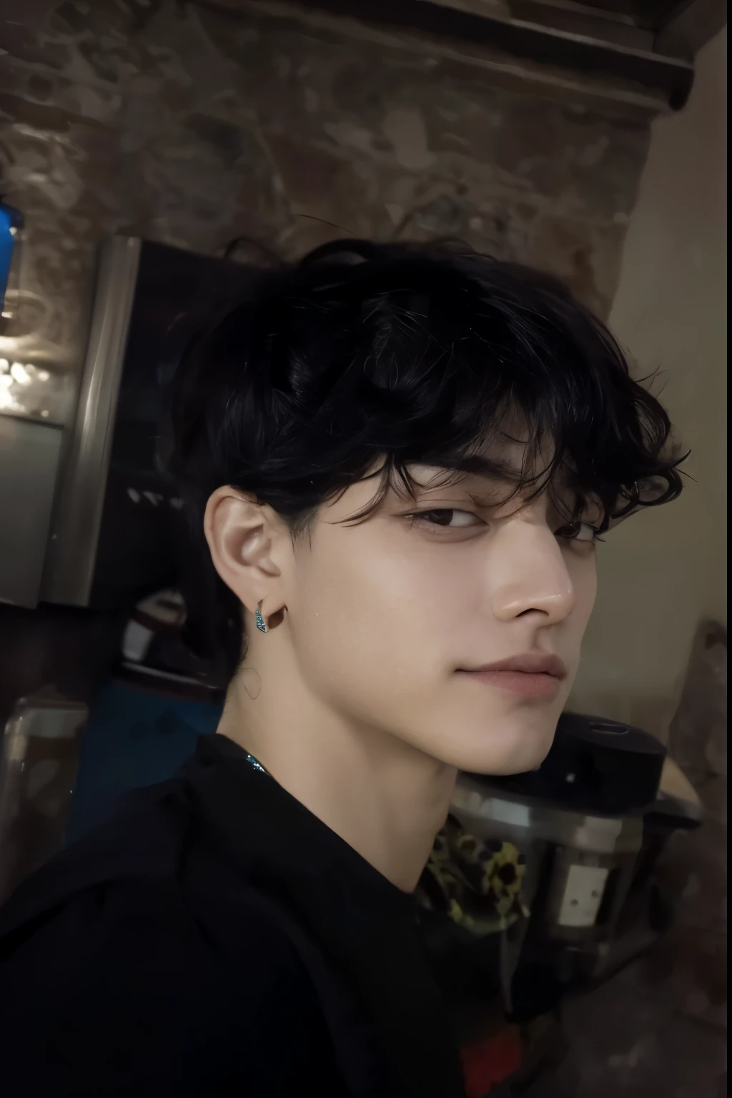 Taehyung con cabello mullet y piercing en el labio, tiene un arete en la oreja, esta mirando directamente a la camara con una sonrisa coqueta, ojos medio dormidos y con ojeras, tiene una musculosa su piel es palida
