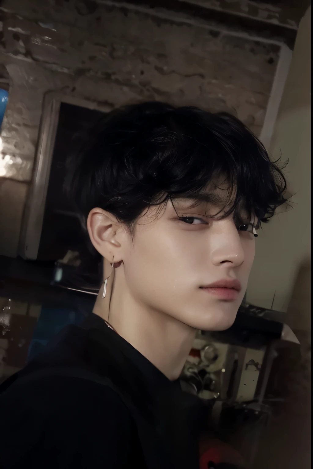 Kim Taehyung con cabello mullet y piercing en el labio, tiene un arete en la oreja, esta mirando directamente a la camara con una sonrisa coqueta, ojos medio dormidos y con ojeras, tiene una musculosa su piel es palida