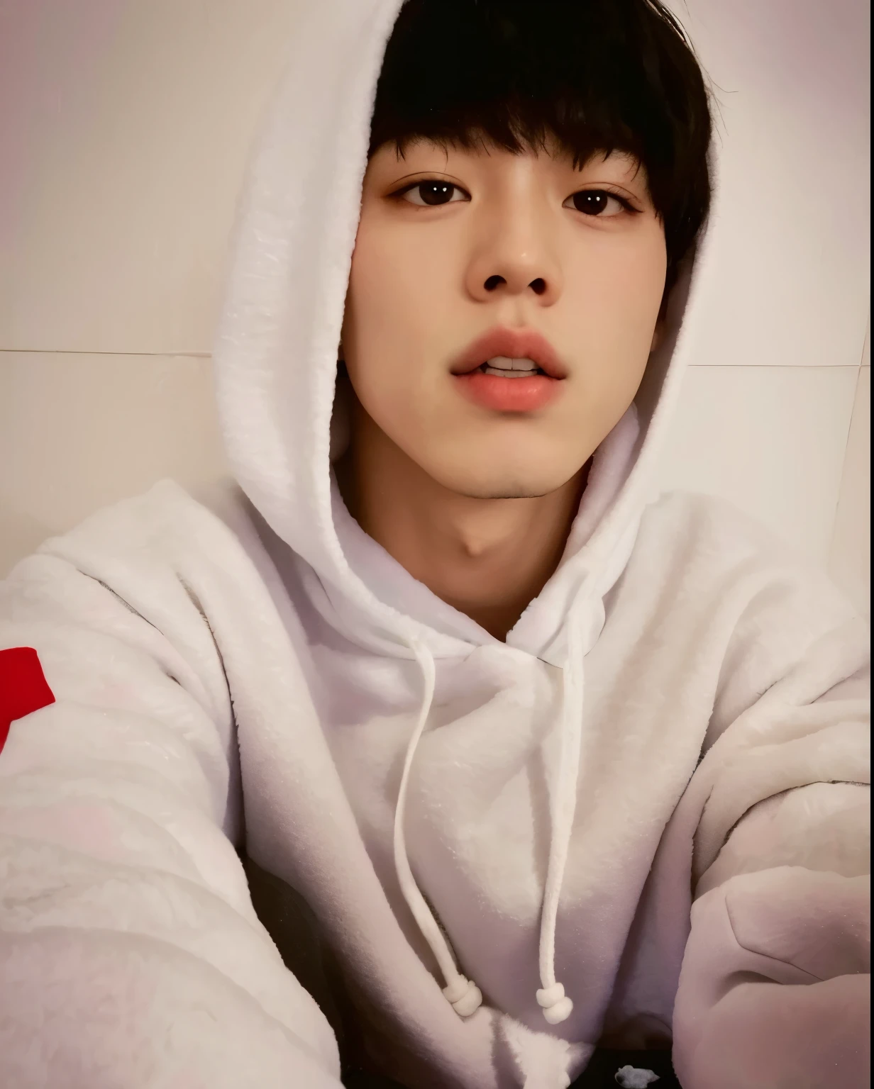 there is a man that is talking on a cell phone, Shin Jinying, profile picture 1024px, young wan angel, hyung tae, hong june hyung, xintong chen, male ulzzang, kanliu666, wan adorable korean face, ten lee, Kim Tae-joon, Ruan cute vtuber, personal profile picture, Yan