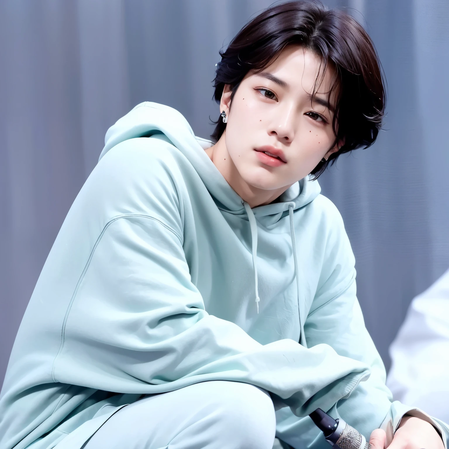 homem arafiado com capuz verde sentado em um banco, park Jimin, Jimin, Jimin\the full lips, Jung Jaehyun, Jimin\o nariz grego, accurate Jimin face, Jimin\the right eyelid is swollen, hyung tae, taejune kim, Kim Doyoung, Shin Jeongho, ele tem cabelo castanho curto e encaracolado, Jungkook