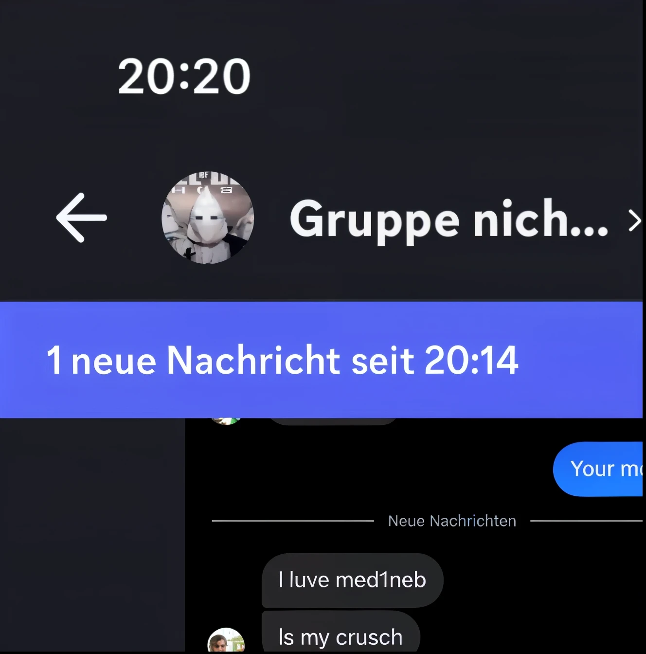eine Nahaufnahme einer Person auf einem Mobiltelefon mit einem Bild von a , Julian Ope, Tick Tack video, Instagram-Geschichte, Julians Wand, Low quality video, YouTube-Video-Screenshot, Webcam-Screenshot, Snapchat-Story-Screenshot, Zoom in on the face, Julian Street, Bild von sehr, very low quality, Tick Tack, Mit Instagram-Filtern, Ruan sweet Vtuber, Gefangennahme