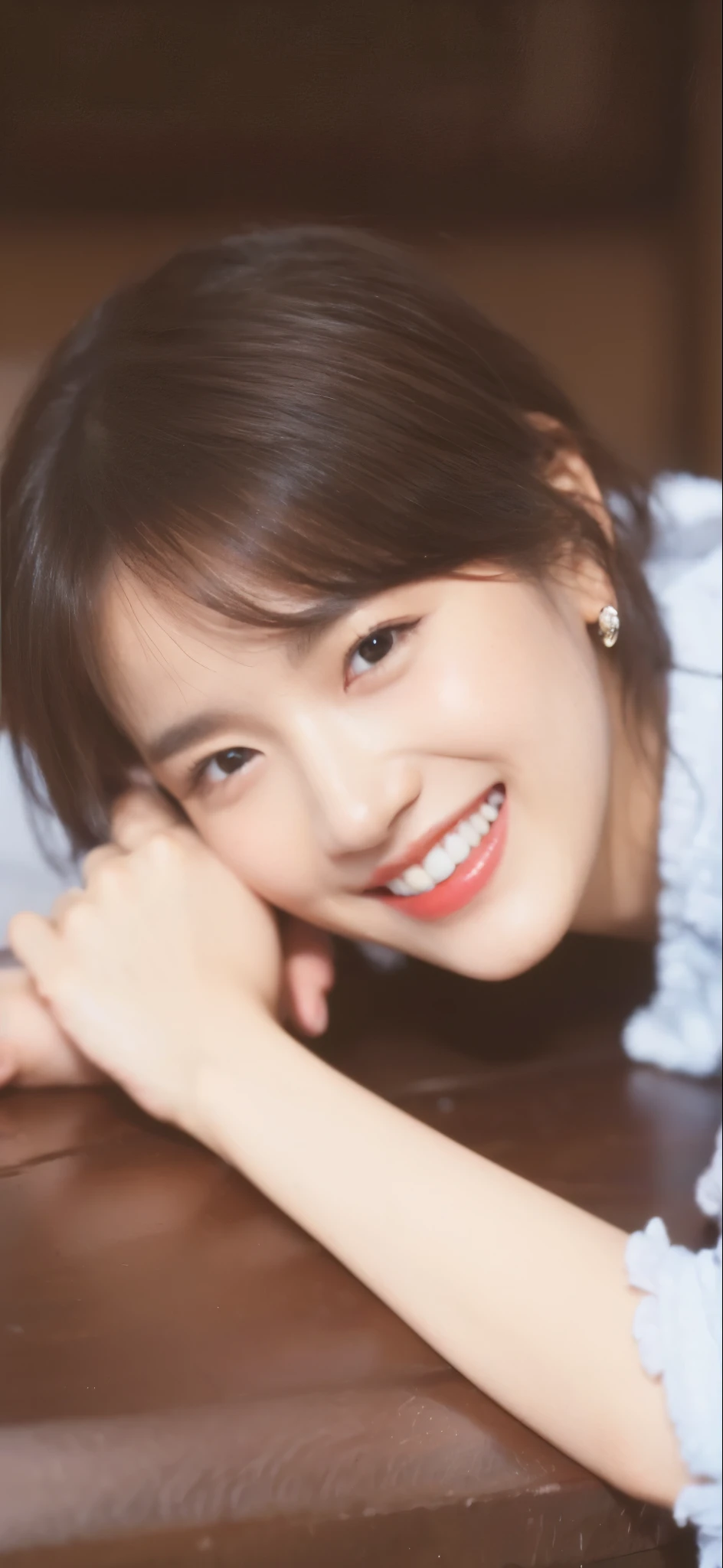 ((Masterpiece, Top image quality, high resolution、alone、shiny skin))(on the table, best quality, actual, super detailed, meticulous, high resolution, 8k wallpaper), Close-up portrait of a beautiful woman, Chariada, smiling, light brown messy hair, Perfect dynamic composition, 美丽meticulous的眼睛, Just like the cover of a fashion magazine, on campus