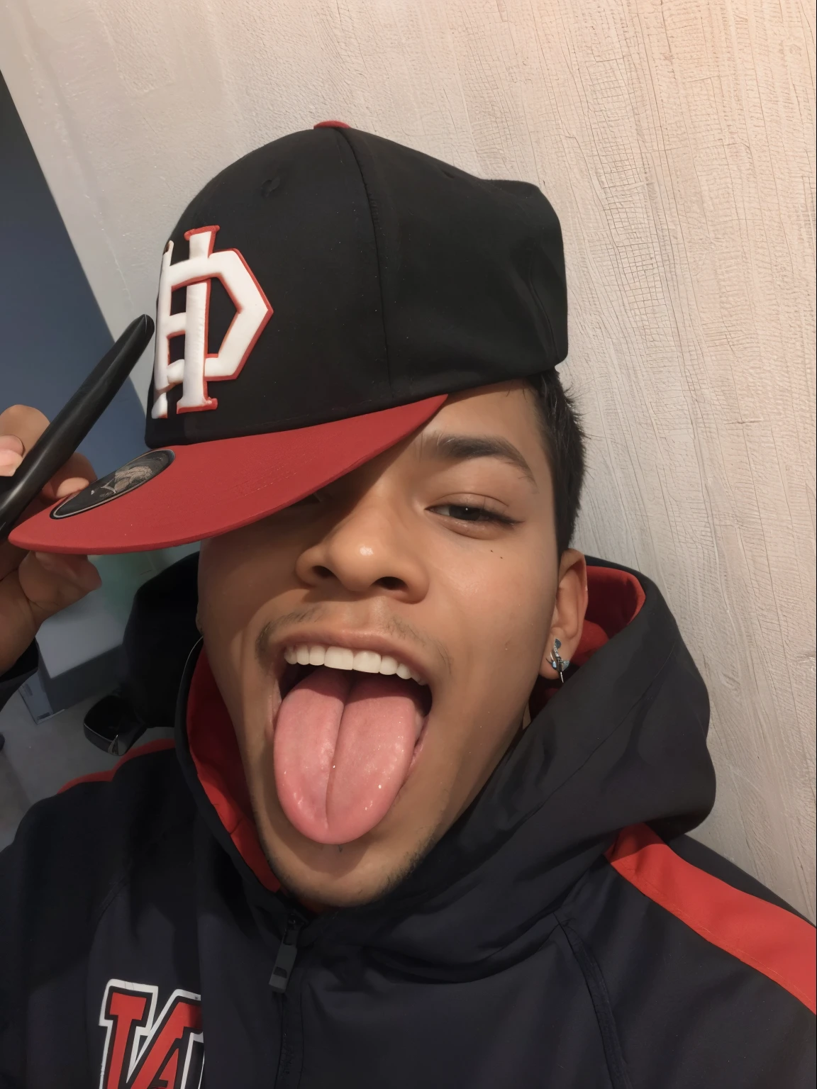 Hombre de piel morena sacando la lengua
