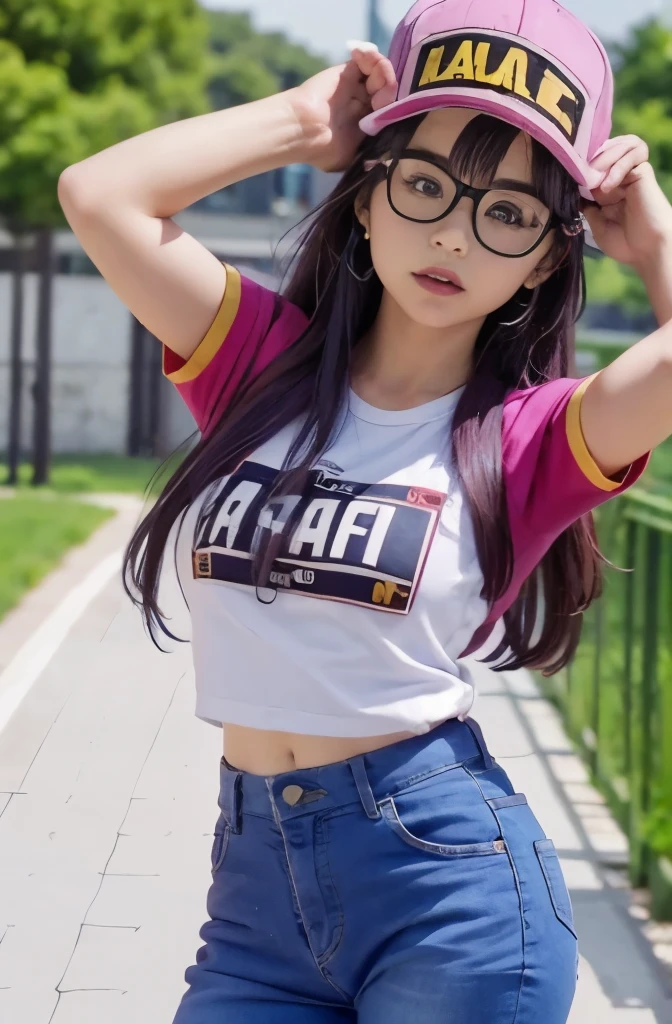 Arale adolecente, cabello morado, lentes redondos, cuerpo sexy, imagen de cuerpo completo, cara perfecta, ojos grandes, ojos perfectos, gorra, ropa ajustada