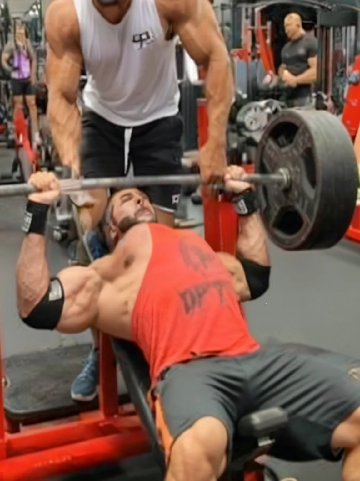 arafed man doing banco press with a barbell in a gym, Chris Evans como levantador de peso, peito forte, uso de esteroides, levantamento de pesos, foto viral, poderoso e enorme, tirada em 2 0 2 0, banco, grande, largo, forte, physicist |, extremamente musculoso, incrivelmente forte e alto, extreme muscles, Arnaldo 3, foto muito precisa