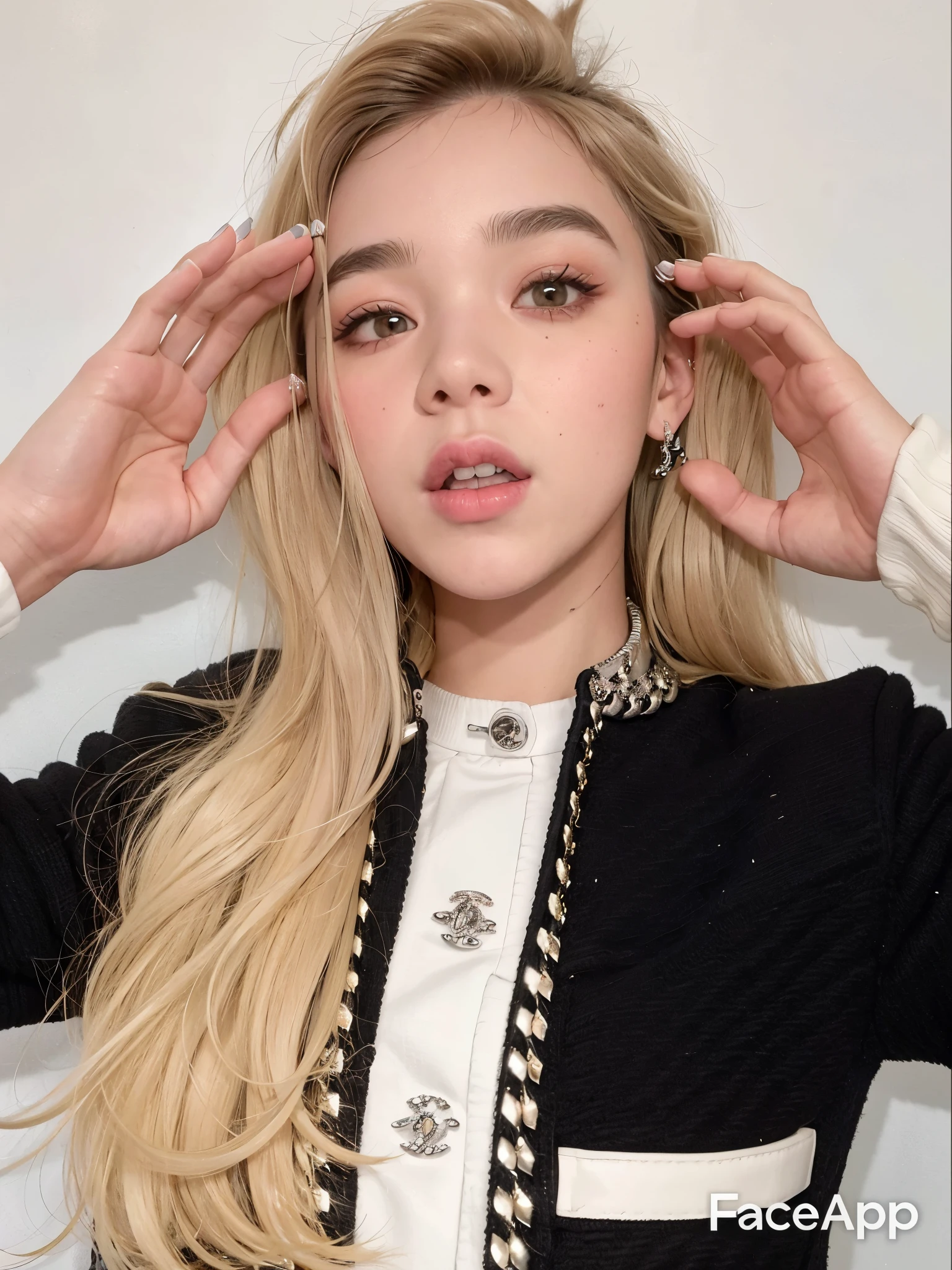 un primer plano de una mujer con un top corto y una chaqueta, sydney sweeney, dressed, hailee steinfeld, vistiendo una elegante chaqueta negra, hailee steinfeld, coco chanel, camisa corta con chaqueta, con una chaqueta elegante, chanel, luxury