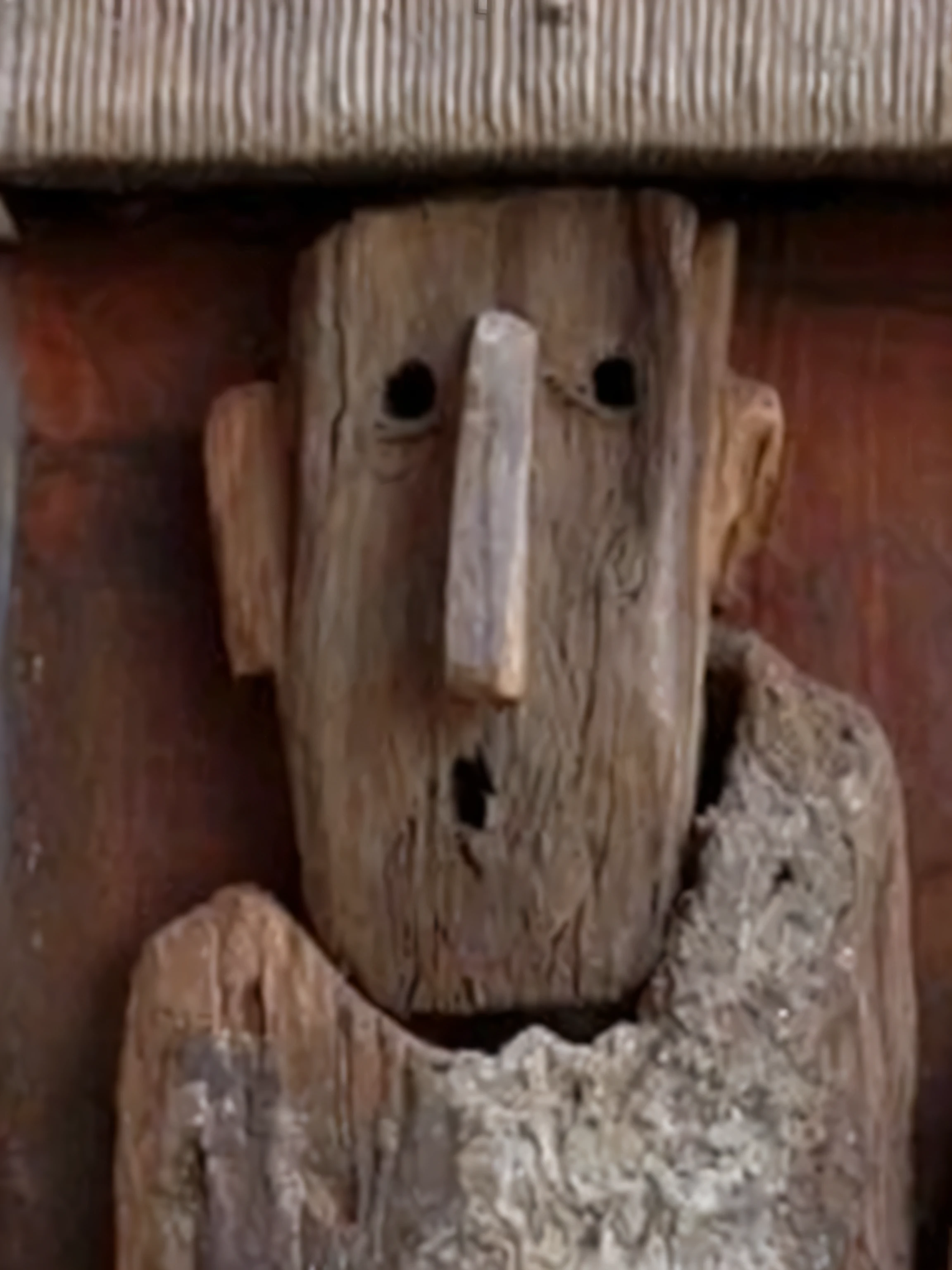 there is a wooden face on a piece of wood, nose feito de madeira, mystical figure, wooden statue, ifa deity, feito de madeira, creepy sculpted expression, tortured face feito de madeira, - Antigo Deus Ferreiro, pareidolia, esculpido em madeira, arte em madeira, cara legal, random detail, arte antiga, person made of tree, anthropomorphic humanoid