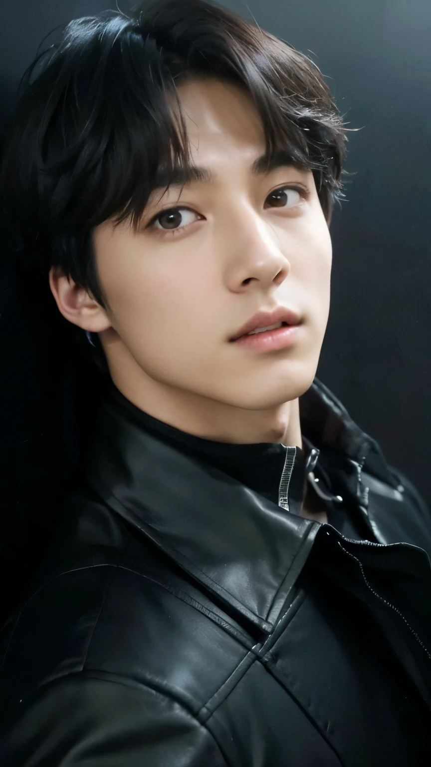 Joven Bruce Wayne hombre cabello negro, Cuerpo grande y musculoso, camiseta negra, en cuarto oscuro, cuerpo mojado, Asian, parecido a Jungkook, molesto, serio, hot, grande