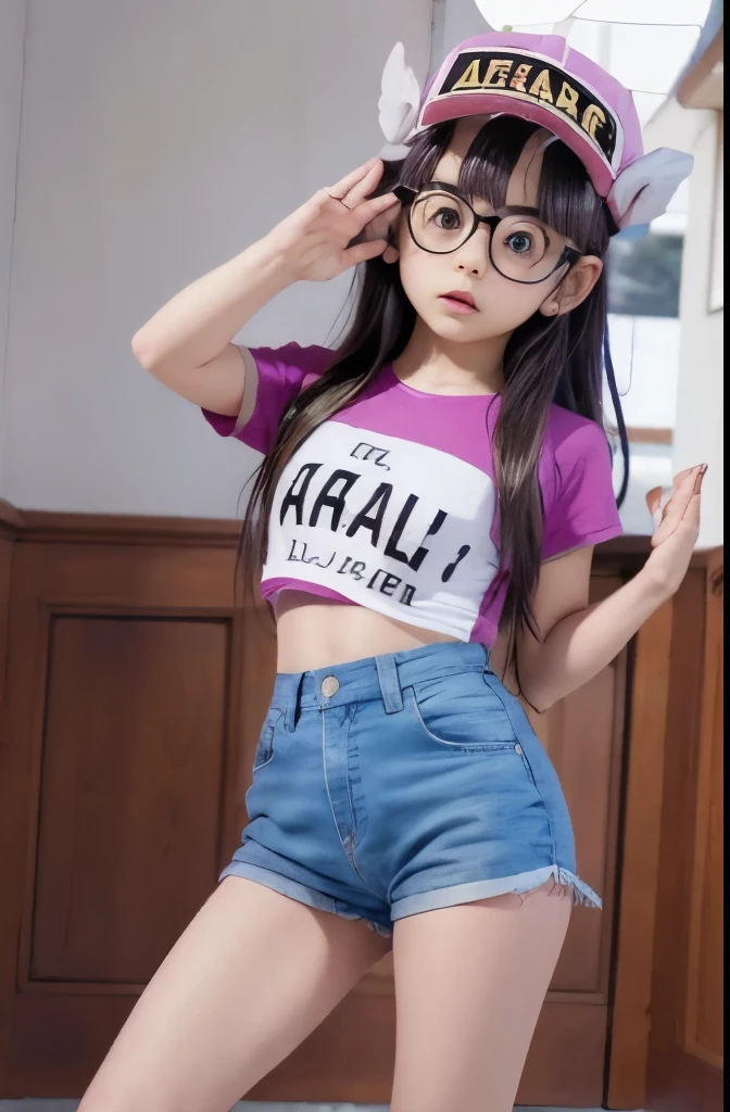 Arale adolescente, cabello morado, lentes redondos, cuerpo sexy, imagen de cuerpo completo, cara perfecta, ojos grandes, ojos perfectos, gorra, ropa ajustada, manos perfectas, better lighting 