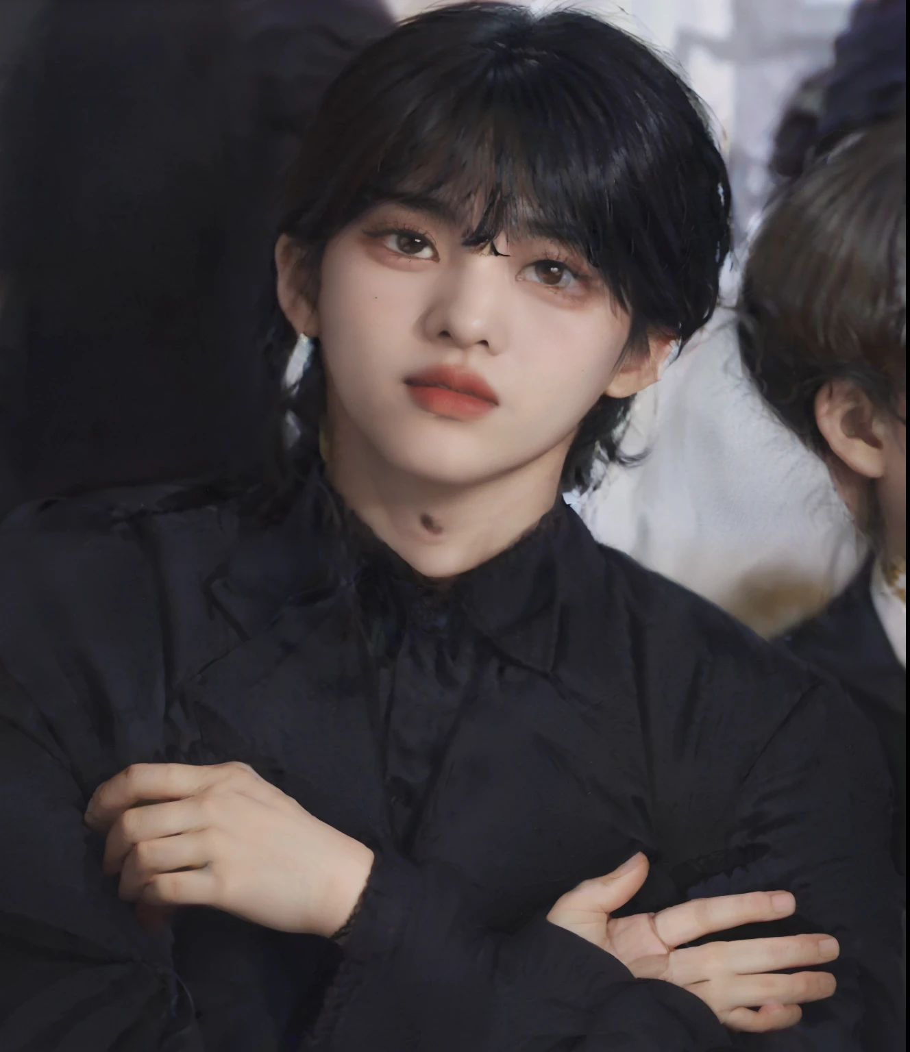 Un joven araffado con traje y corbata sentado junto a una mujer, Kim Taehyung, Taehyung, taken in the early 2020s, Taehyung, Taehyung Kim, Taehyung, Kim Taehyung, Jimin, artista coreano masculino, Taehyung, Prominent Jawline, masculino.