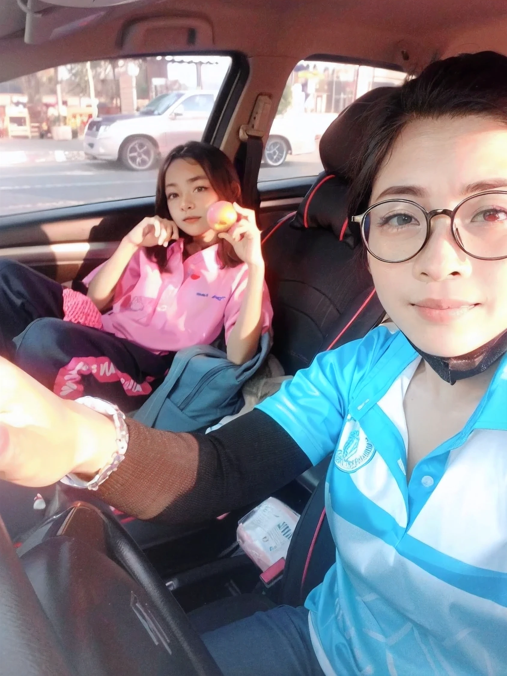 There were two women sitting in the back seat of the car.., Ruan Jie and Feng Huazhong, drive, Wen Feiye, good morning, Li Zixin, Wearing dirty travel clothes, Xintong Chen, iphone capture, student, Jin Yiwei, riding on the road, Go to hero8 pro, special, 🚿🗝📝