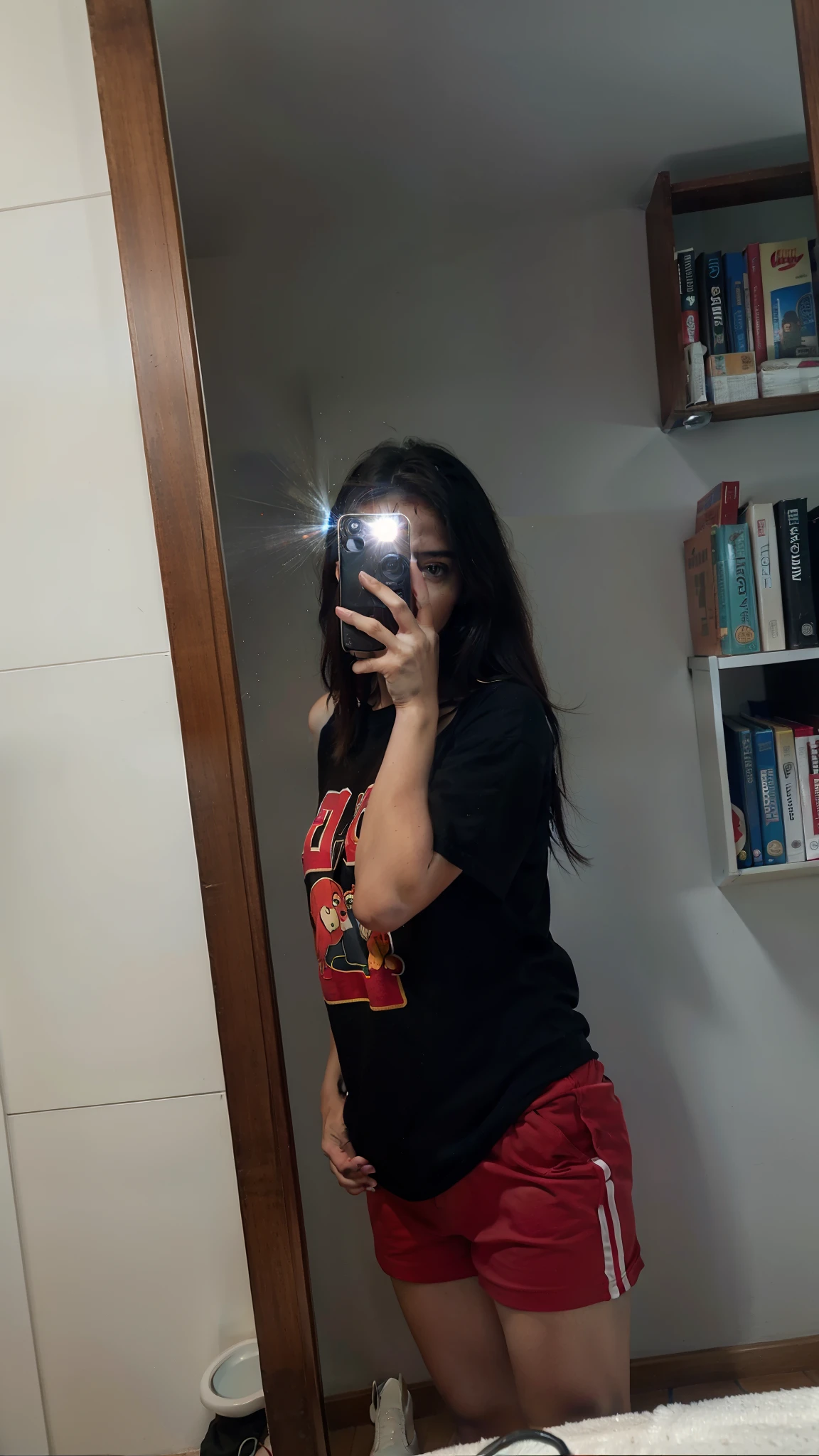 there is a woman taking a picture of herself in the mirror, foto de baja calidadgraph, muy muy baja calidad picture, foto distorsionada, 23 years, negro y rojo, 18 years, con camiseta negra, foto de baja calidad, muy muy baja calidad, 22 years, rojo y negro, con un halo rojo sobre su cabeza, foto frontal