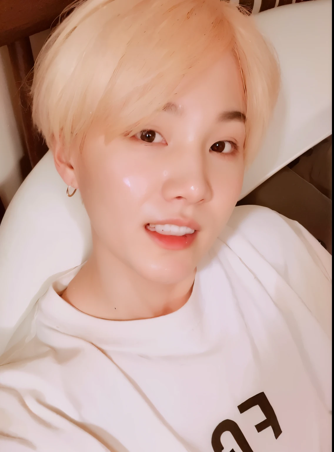 foto arafada de uma pessoa com uma camisa preta e branca, Yoongi\the full lips, Yoongi\the right eyelid is swollen, min Yoongi, Yoongi, Yoongi\o nariz grego, accurate Yoongi face, hyung yoon, adorable and pale korean face, Min Yoongi, Yoongi, yoongi min, com cabelo curto