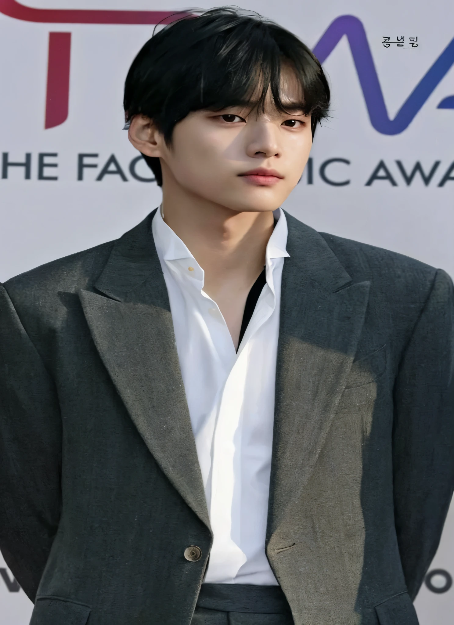 Un primer plano de una persona con traje y corbata, kim doyoung, jungkook, hyung tae, Jinyoung Shin, taken in the early 2020s, TaeJune Kim, inspirado por Zhang Han, Jung Jaehyun, cai xukun, Siwoo Kim, fotos oficiales, suave en _ el fondo, Slightly defined jaw, hyung tae kim, artista coreano, Kim taehyung