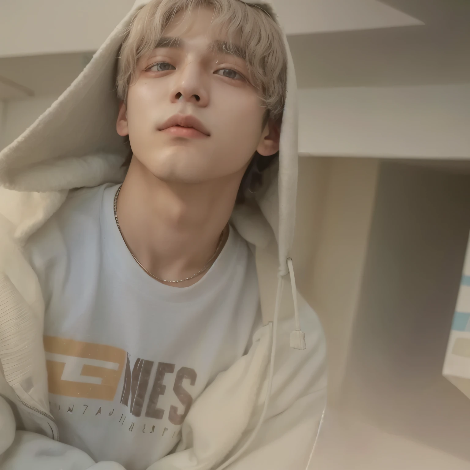 Imagen arafed de un joven con una sudadera con capucha, Taehyung, Kim Taehyung, Tae, V of BTS, effeminate