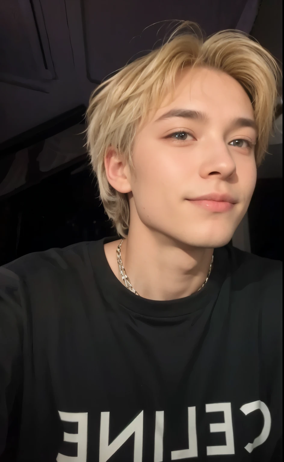 un chico de cabello rubio sonriendo
