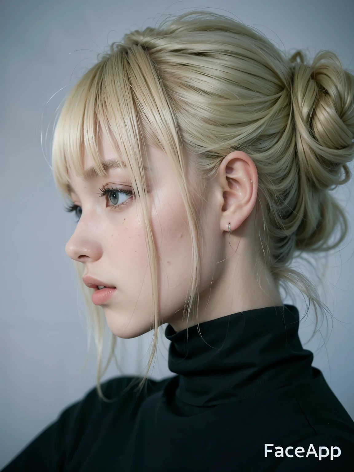 blond woman with a messy bun con flequillo and a black turtle neck, with Flequillo completo, retrato de una mujer como reol, cabello con flequillo blanco, con flequillo, neat hair con flequillo, el corte de hime, shikami, Pale fur, peinado de corte hime blanco, Lalisa Manobal, Cabello amarillo, flequillo blanco, Flequillo completo, extremely pale blonde hair