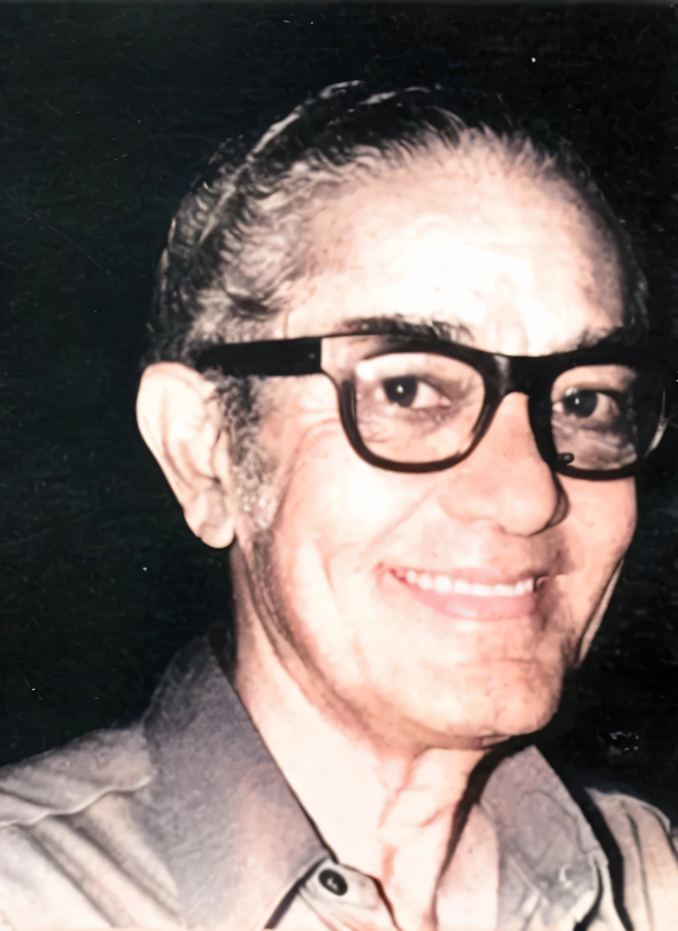 foto colorida, cores saturadas, cores vivas, There's a man with glasses, terno e gravata sorrindo para uma foto, 8k, hd, hiperrealismo