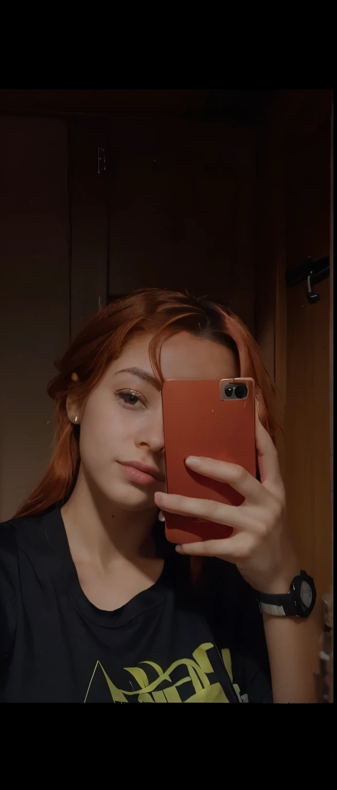 Uma meio ruiva de 18 anos de Idade de cabelos cacheados curtos altura mediana com o celular na frente dela