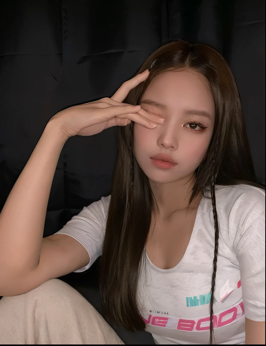 mulher araffe com cabelo comprido sentada em uma cama com um controle remoto, jennie blackpink, jossi do blackpink, portrait of jossi do blackpink, parque roseanne de blackpink, Ulzzang, Jisoo do Blackpink, coreana, Jisoo do Blackpink, Lalisa Manoban do Blackpink, Lalisa Manobal, adorable and pale korean face, tzuyu de duas vezes