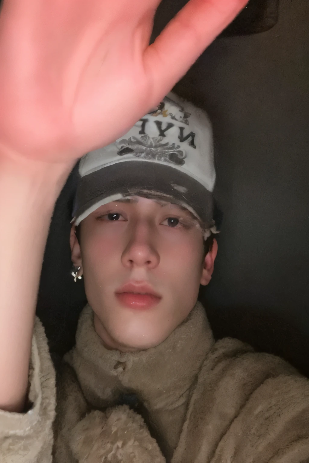 sharp man in a brown jacket and a hat holding a cell phone, taken at the beginning of 2020, Tommy 1 6 anos, bladee da gangue de drenagem, cai xukun, imagem de qualidade muito baixa, he is wearing a hat, tirada no final dos anos 2000, imagem de perfil, holding hands up to face