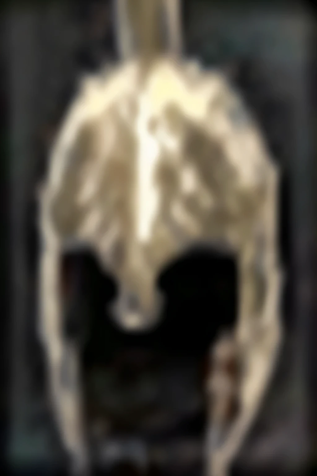 un primer plano de un rudderet con una cruz, iron rudder maximalist, timonet de una deidad olvidada, iron rudder, sepalo rudder, Scheming helm, Aim, rudder, timones de oro, Enviado de Dios, Sotn, Claro [[bronce]] rostro [Mascarilla], timonet de hierro, caballero pesado rudderet, ancient greek assassin Mascarilla, elemento de rol