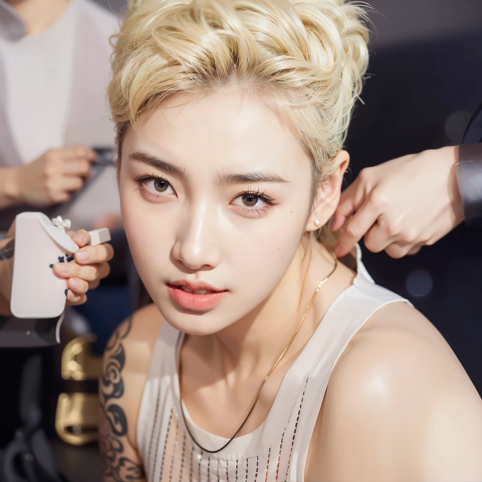 There&#39;s a man with a tattoo on his arm cutting his hair, cai xukun, kpop idol portrait, [ 4 k arte digital ]!!, realista. Cheng Yi, Guweiz, [ arte digital ]!!, adorable and pale korean face, artwork in the style of Guweiz, inspirado em Yanjun Cheng, ((photorealista))