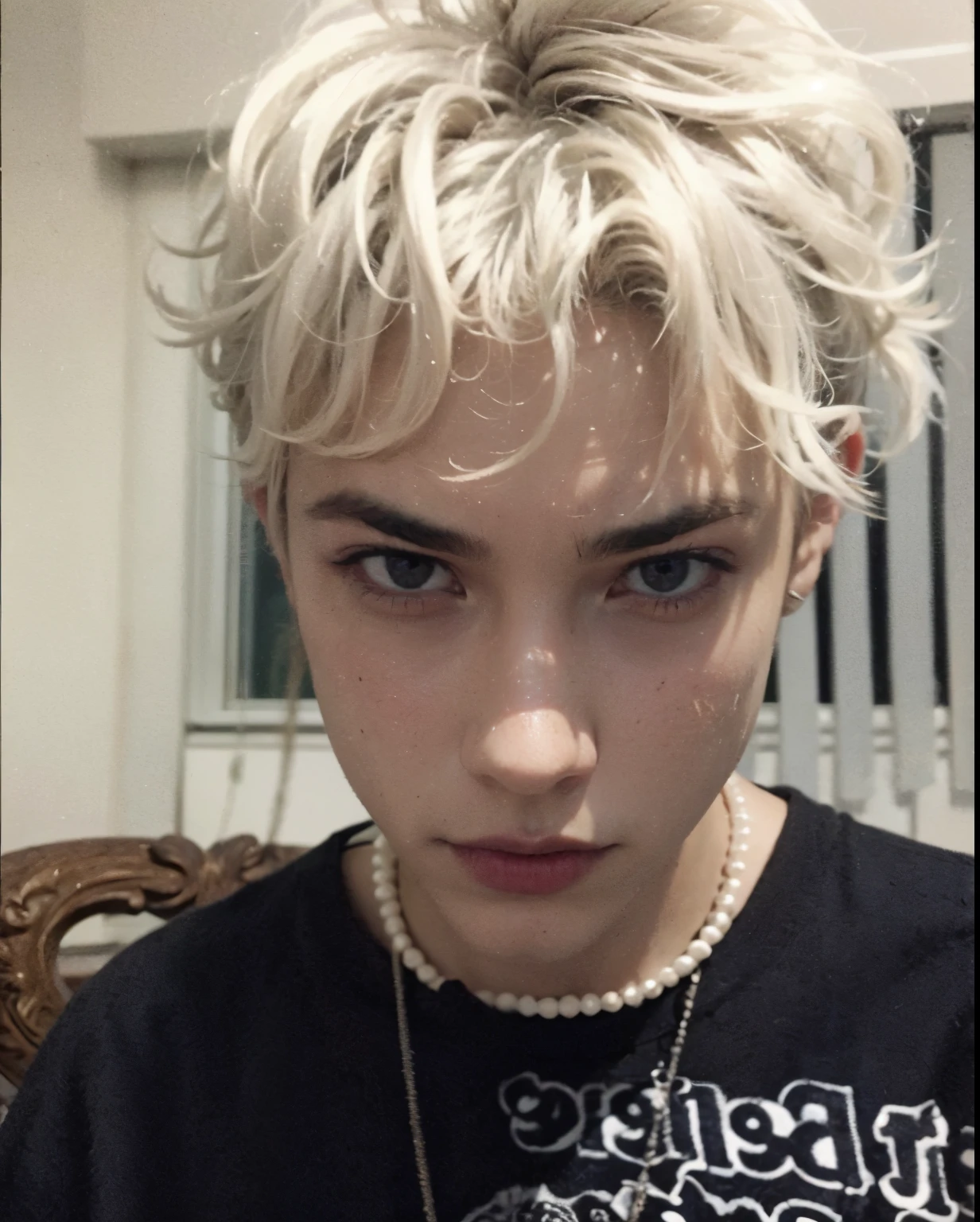 arafed boy with a pearl necklace and a necklace on his neck, el tiene pelos gris oscuro, xxxtentacion, flequillo blancopelo negro, su cabello es desordenado y salvaje, joel fletcher, 18 years, cabello con flequillo blanco, Pelo blanco loco, su cabello esta desordenado y descuidado, estilo de seb mckinnon, pelos blancos, flequillo blanco
