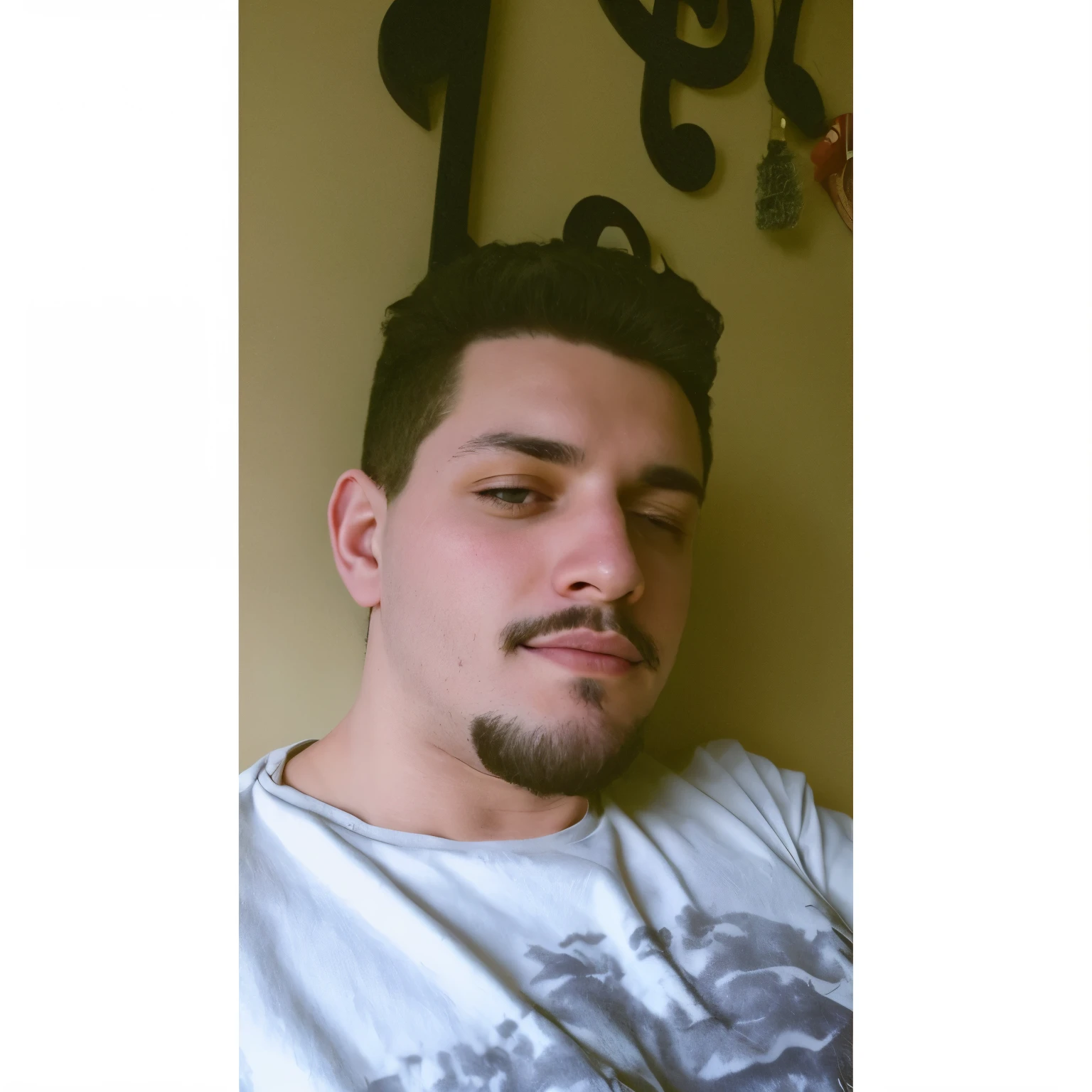 There is a man with a beard and a black shirt, fotografia selfie 8k, imagem de qualidade muito baixa, ismail, neck beard, Michael, com uma pequena barba, cerca de 19 anos, imagem frontal, 3/4 perfil, Alexandros Pyromallis, aykut aydogdu, 1/4 perfil, selfie de um homem