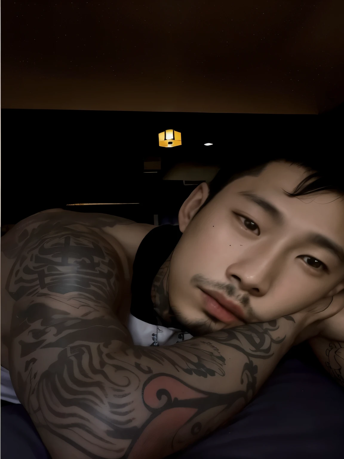 Hombre arafed con tatuajes en el brazo y el brazo apoyado en una cama., 22 years, loong, 23 years, asian man, chen longque, 27 years old, cai xukun, steve zheng, hyung tae, 28 years old, 21 years, hong junio hyung, Ruan Jian, Bian Luan