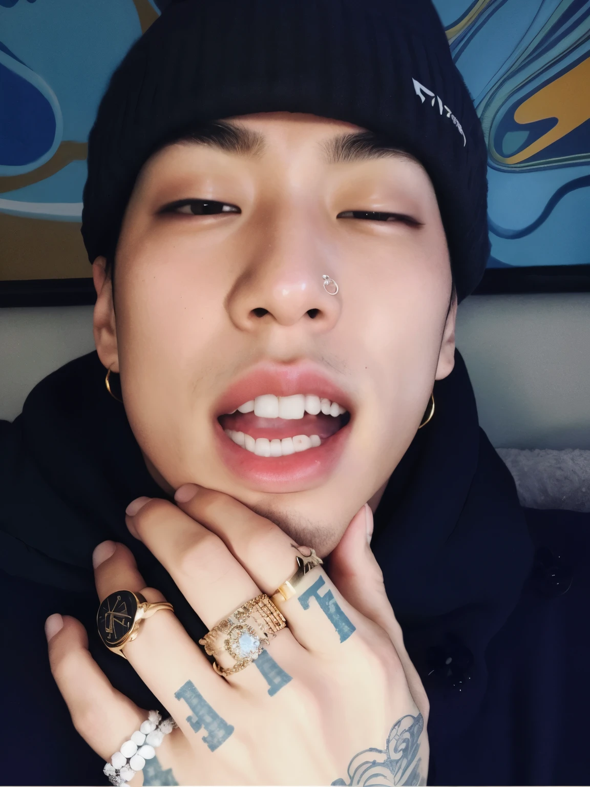 Hombre arafed con un tatuaje en el brazo y un anillo en el dedo., rapper jewelry, TaeJune Kim, inspirado en Zhu Da, Jimin\los labios carnosos, Jewelry by rapper Bling, steven jung, Jimin\his right eyelid is swollen, hyung tae, inspirado en Gang Se-hwang, park Jimin, inspirado en Tooth Wu, hong junio hyung, Jimin