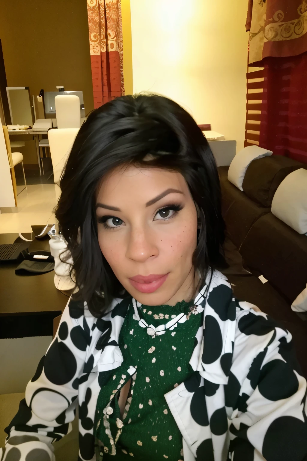 Femme influenceuse joliment éclairé, très très très beau visage, avec un maquillage professionnel, maquillage complet, visage sexy avec un maquillage complet, en regardant vers la caméra, image de profil, Visage de poupée Chine, regardant en partie à gauche, réglage de nuit
