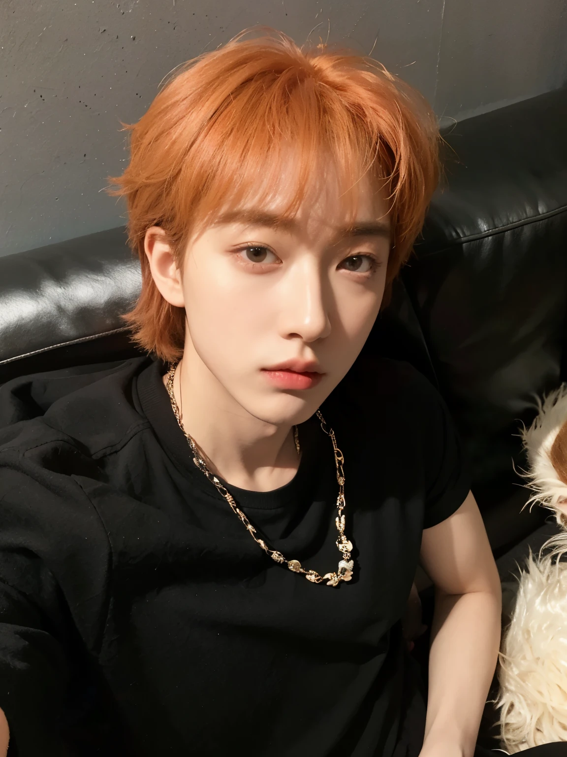 there is a young redhead sitting on a sofa, cai xukun, Jinyoung Shin, hyung tae, kim doyoung, hong junio hyung, TaeJune Kim, diez lee, pintar ulzzang, Jung Jaehyun, jaeyeon nam, shin jeongho, todos del grupo nct, Daoshi, brillante por la lluvia, sol yunjoo