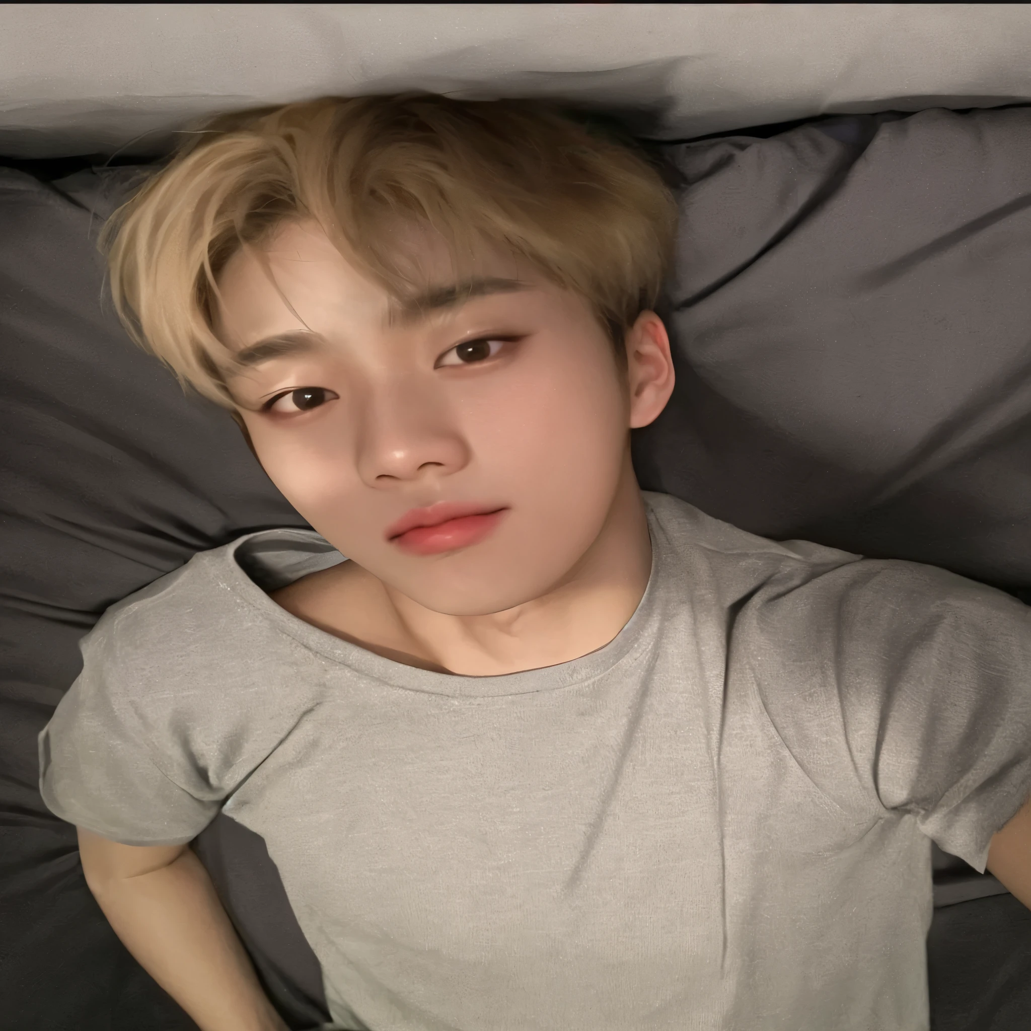 hombre arafed acostado en la cama con una camisa gris puesta, hyung tae, kim doyoung, TaeJune Kim, hombre surcoreano, inspirado en jeonseok lee, pale korean adorable face, Jimin, hong junio hyung, en mi cama, Jimin\los labios carnosos, asian man, park Jimin, todos del grupo nct, cai xukun, Jinyoung Shin, kpop boy, korean face, intak p1harmony, korean male face