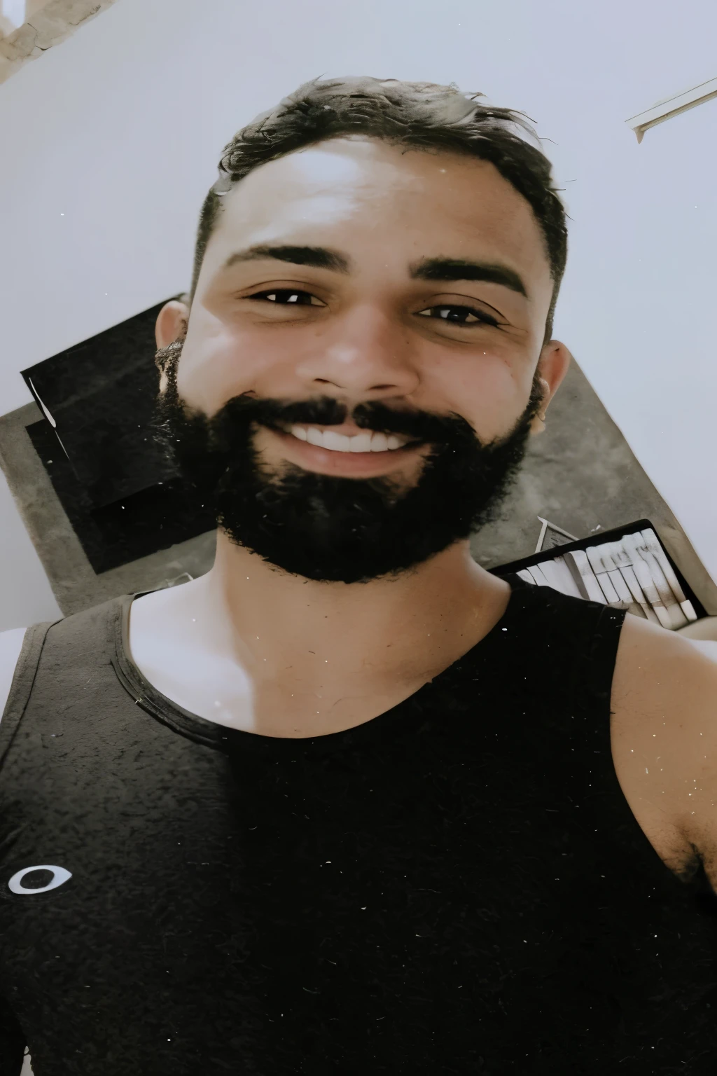 There's a man with a beard and black tank top, with a barba pequena, 27 anos de idade, profile picture with headshot, barba pequena, 28 anos de idade, 29 anos, barba curta, sem barba, cerca de 19 anos, 32 anos, inspired by Antônio Parreiras, imagem de perfil