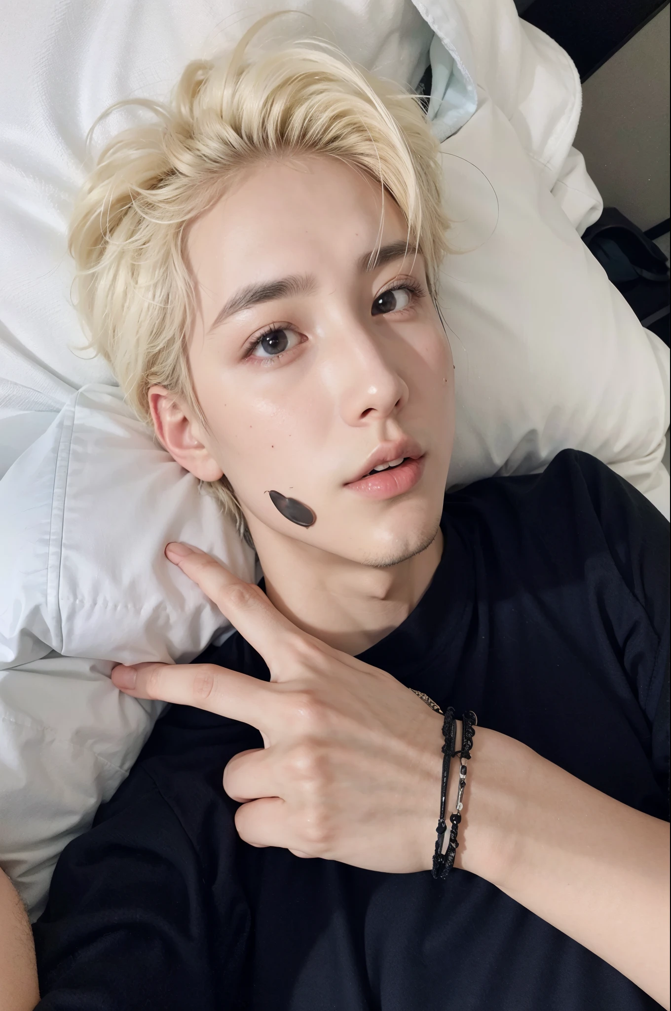 Hombre arafed con una camisa negra acostado en una cama., cai xukun, Jinyoung Shin, pale korean adorable face, hyung tae, xqc, hombre surcoreano, pintar ulzzang, yanjun chengt, diez lee, sha xi, TaeJune Kim, sakimichan, hong junio hyung, brillante por la lluvia, ruan jia hermosa!, jia
