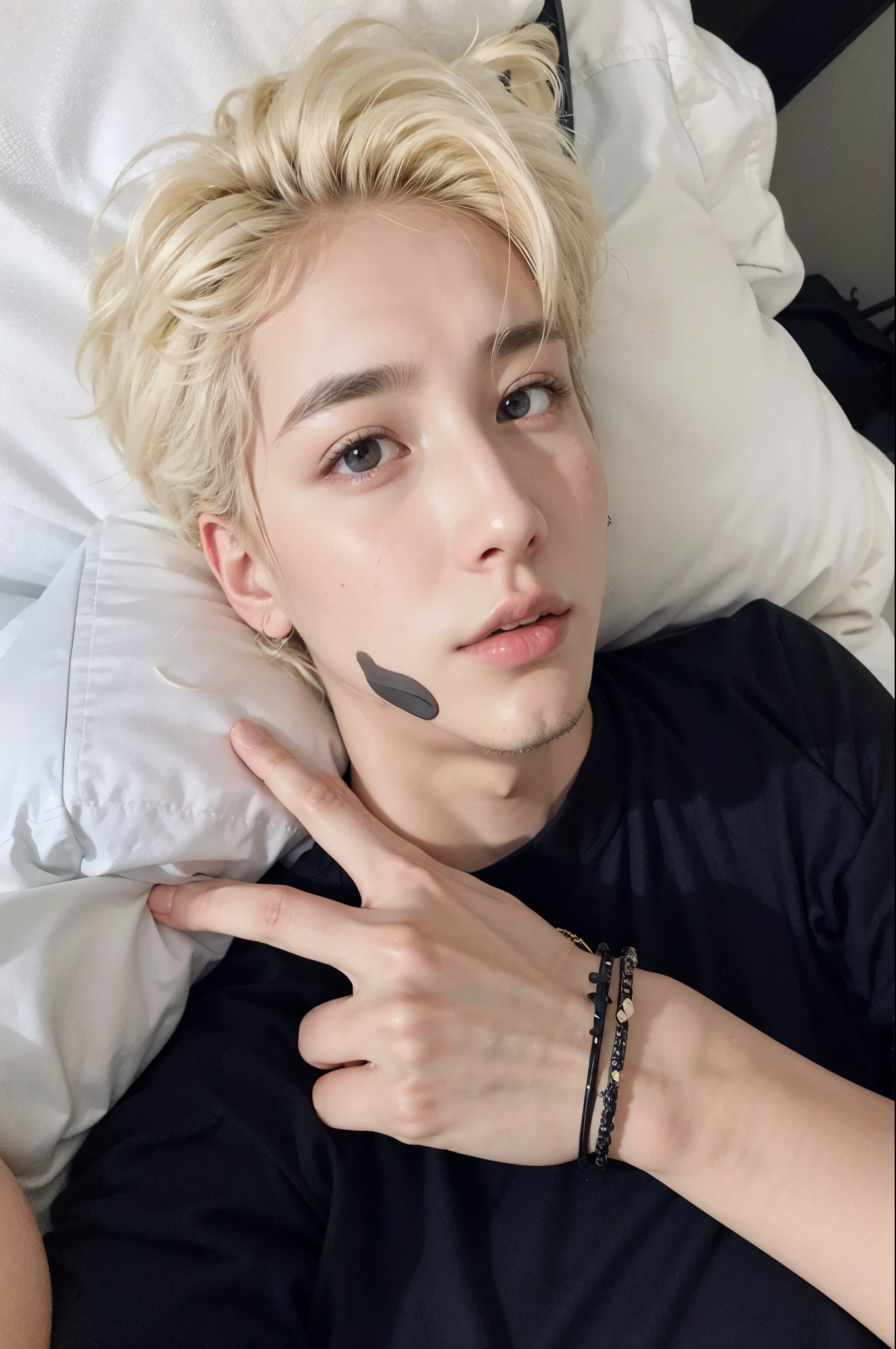Hombre arafed con una camisa negra acostado en una cama., cai xukun, Jinyoung Shin, pale korean adorable face, hyung tae, xqc, hombre surcoreano, pintar ulzzang, yanjun chengt, diez lee, sha xi, TaeJune Kim, sakimichan, hong junio hyung, brillante por la lluvia, ruan jia hermosa!, jia