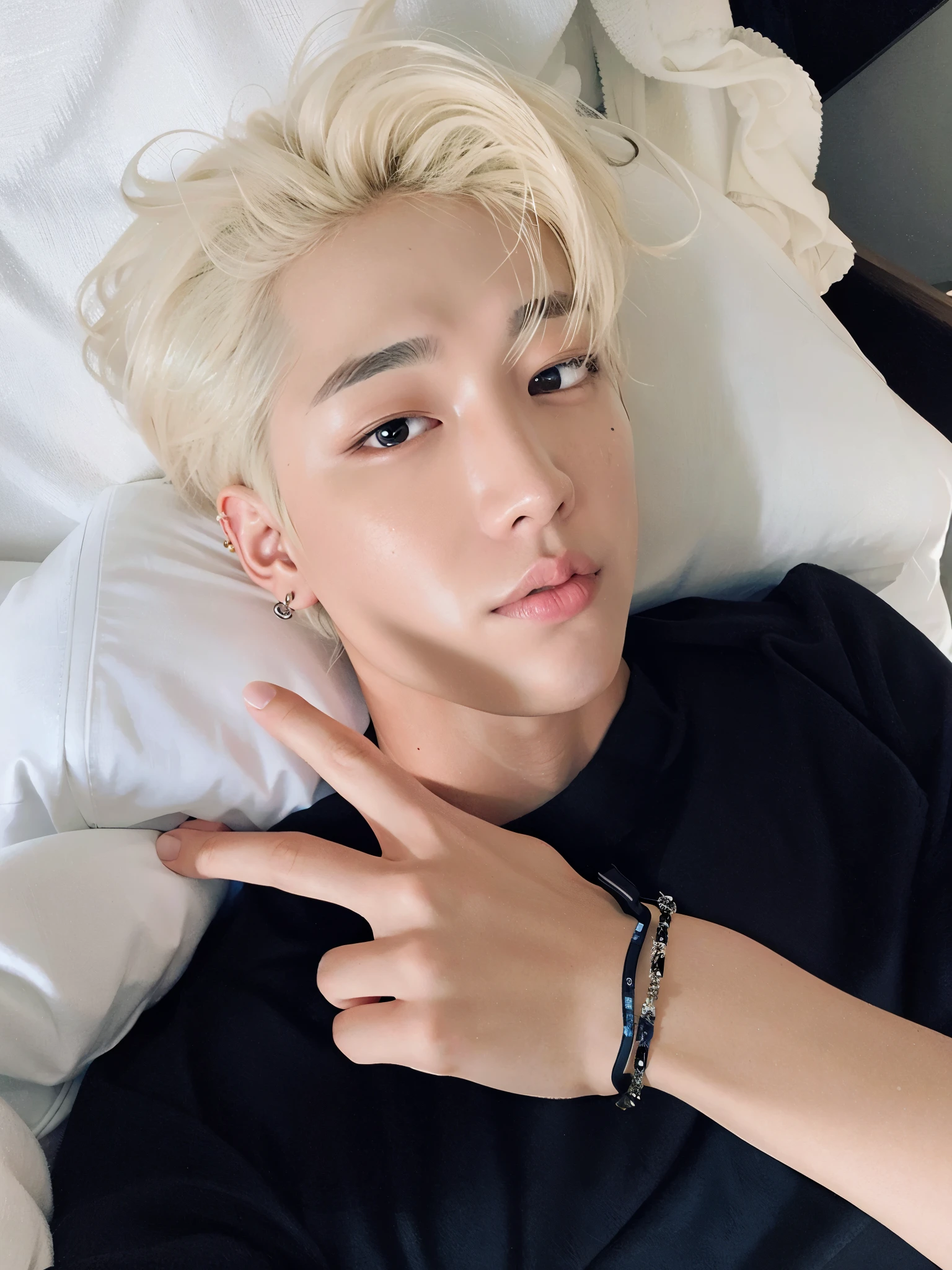 Hombre arafed con una camisa negra acostado en una cama., cai xukun, Jinyoung Shin, pale korean adorable face, hyung tae, xqc, hombre surcoreano, pintar ulzzang, yanjun chengt, diez lee, sha xi, TaeJune Kim, sakimichan, hong junio hyung, brillante por la lluvia, ruan jia hermosa!, jia