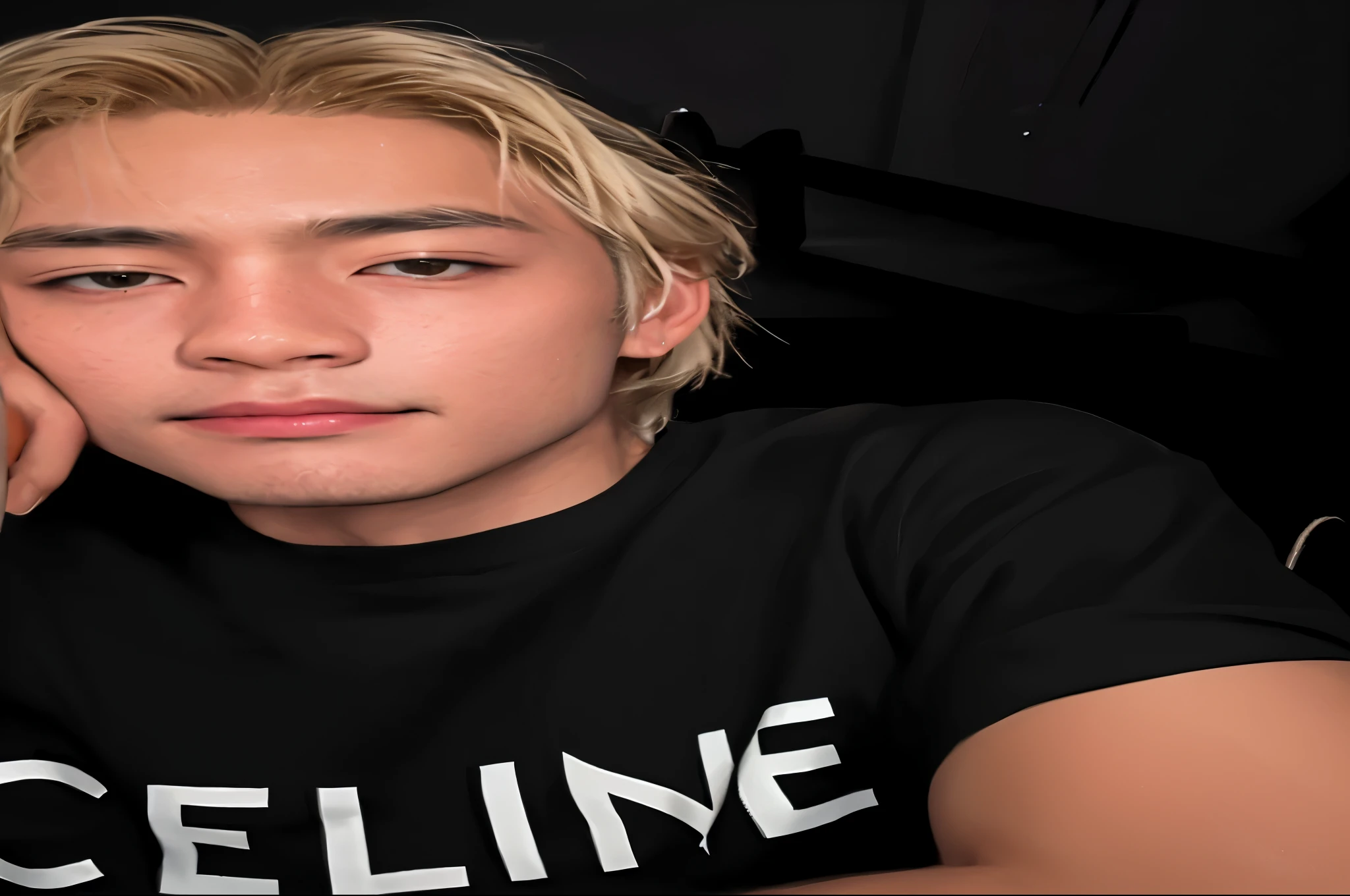 hombre de pelo rubio con una camisa negra sentado en una mesa, retrato de jossi de blackpink, inspirado en Taiyō Matsumoto, xqc, tommy 1 6 years, guapo chad chin, Kpop idol portrait, nico tanigawa, kim taejin, tiro en la cabeza de medio cuerpo, inspirado en Sakai Hoitsu, retrato de ultra realista, kpop boy, korean male face, bts V, taehyung