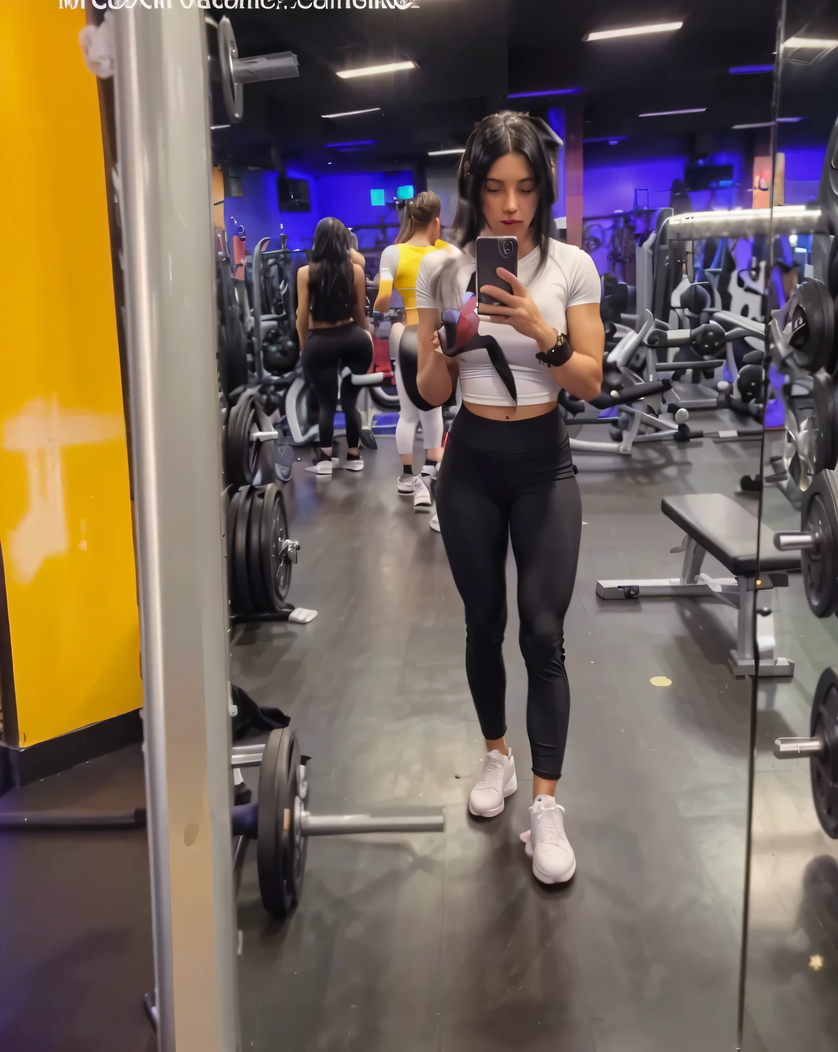 a woman standing in a mirror using a cell telephone while in a gym, mujer musculosa , telephone, black pantalones, pantalones, camisa, holding telephone, varias chicas, celltelephone, calzado blanco, pelo negro